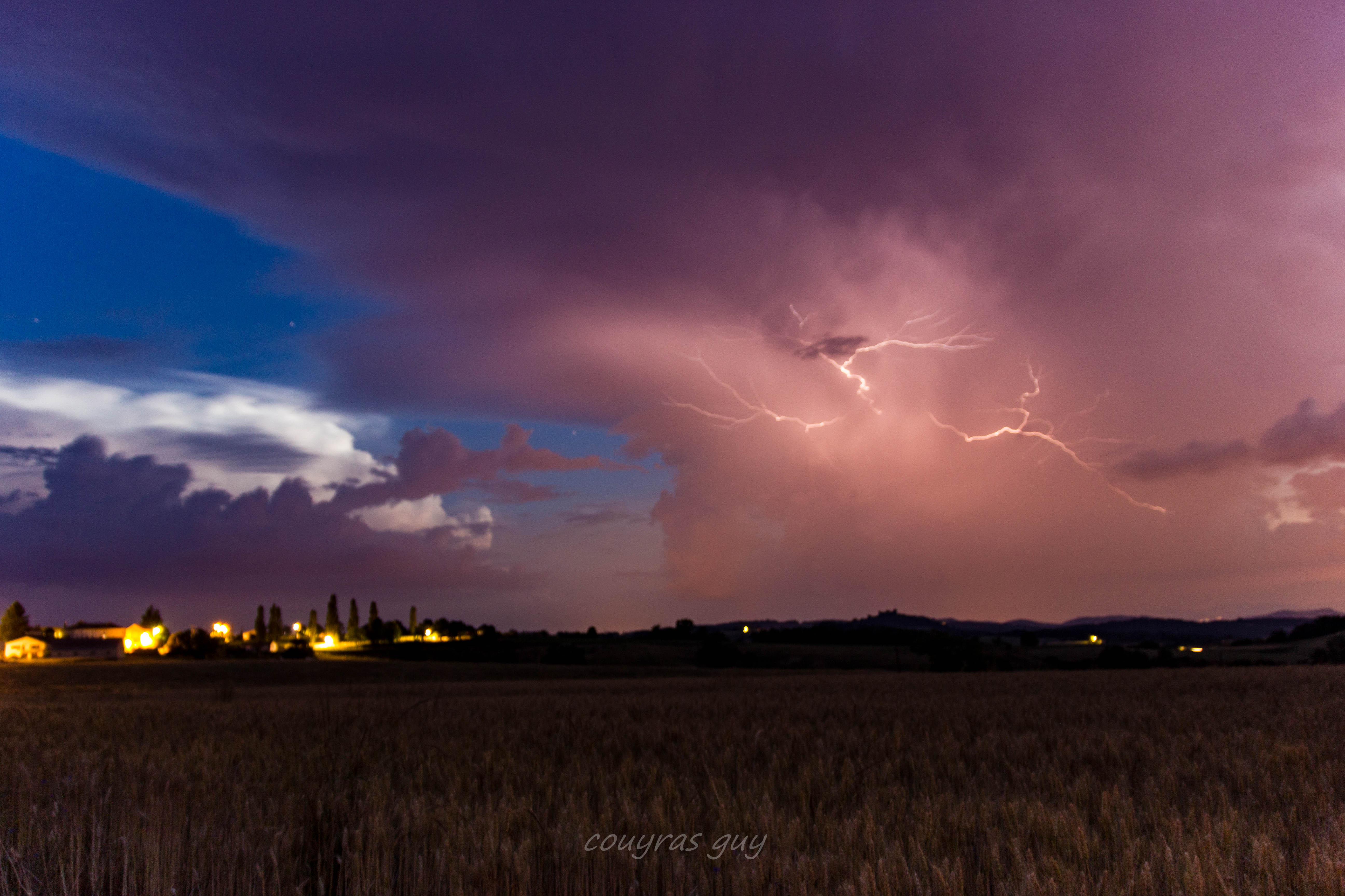 Orage à une vingtaine de km de Clermont-Ferrand. - 20/06/2017 23:00 - guy couyras