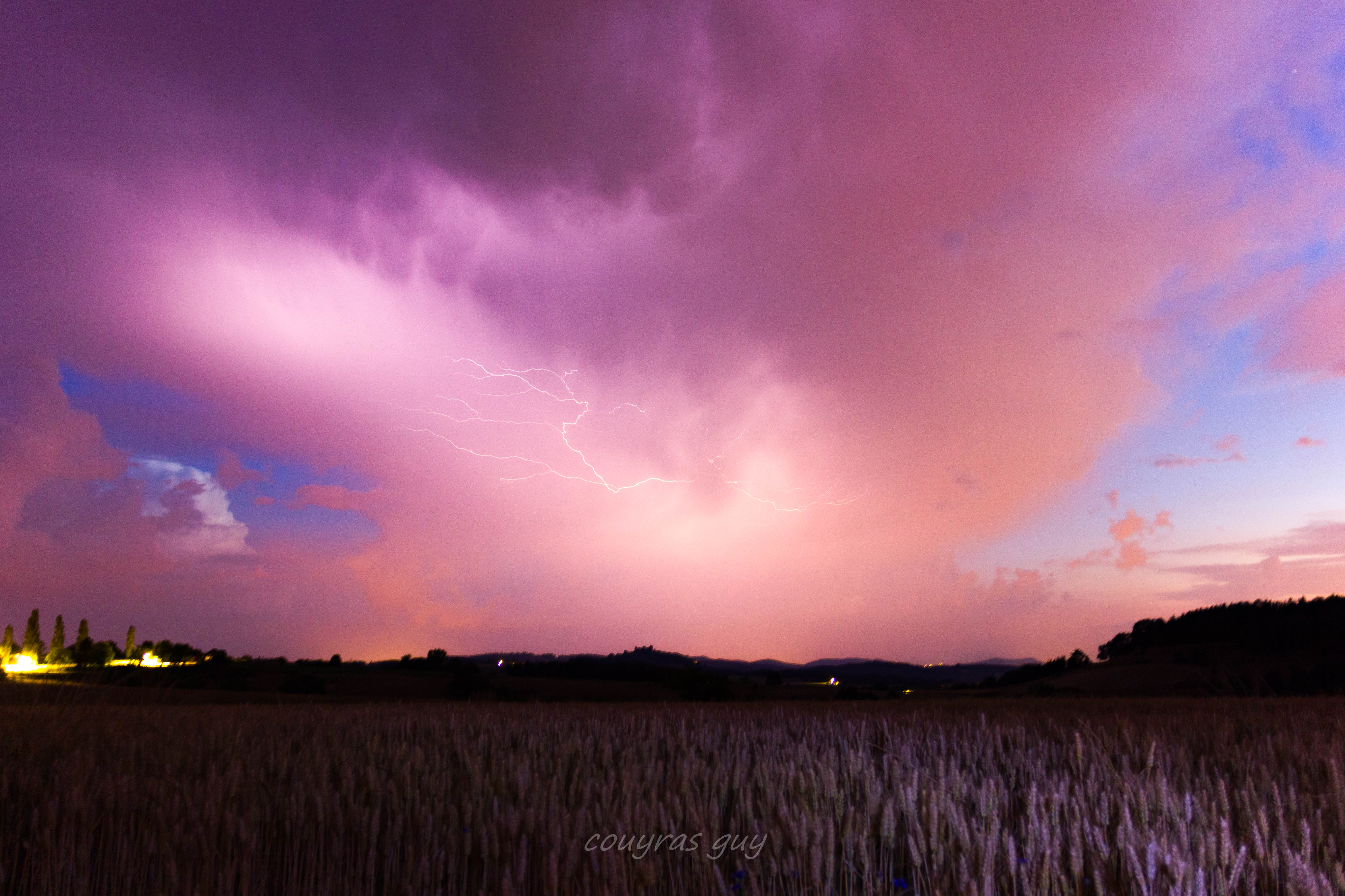 Orage à une vingtaine de km de Clermont-Ferrand. - 20/06/2017 23:00 - guy couyras