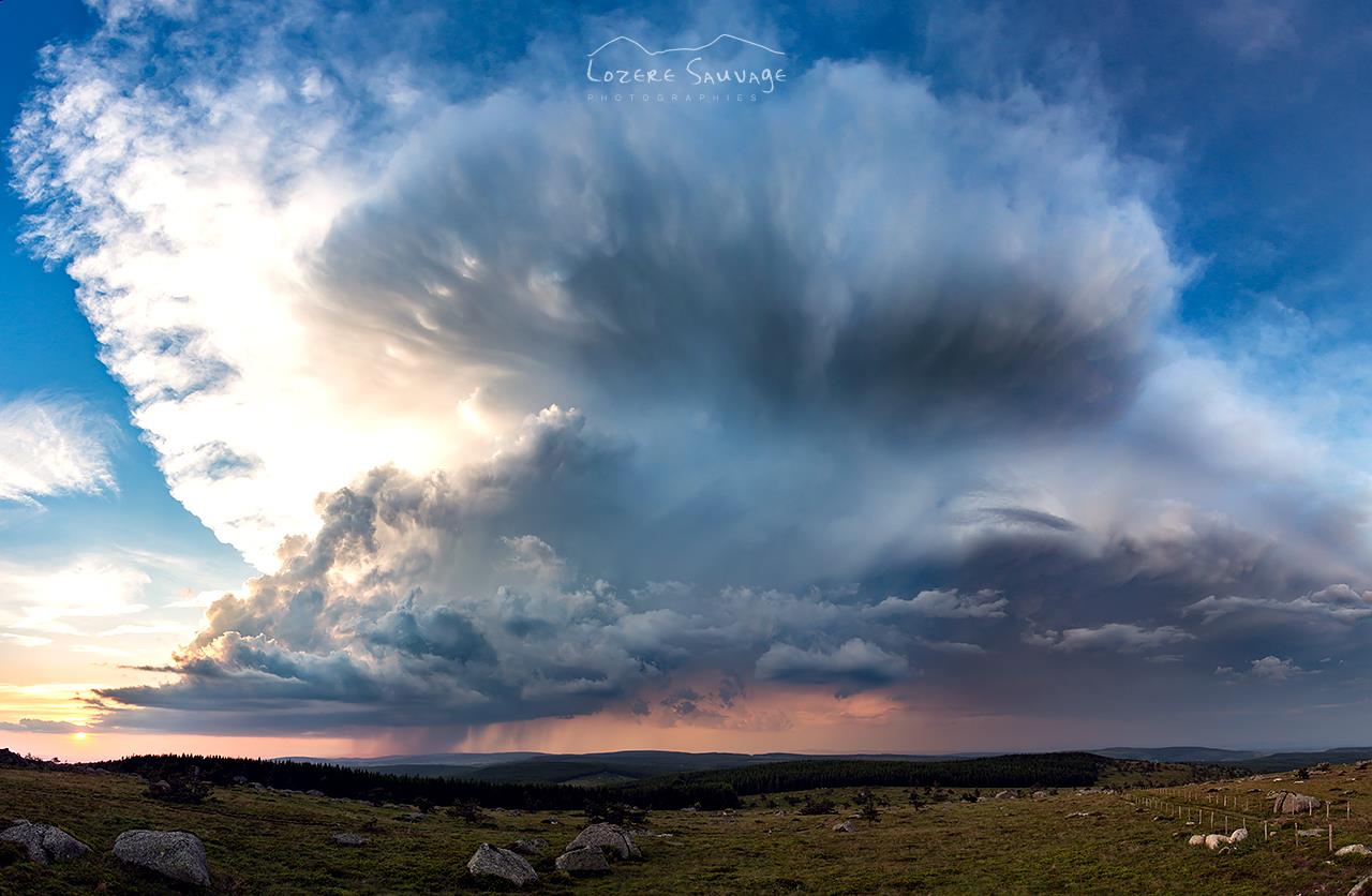 Cellule qui s'est formée hier vers 19h à la limite frontalière Lozère/Cantal/Haute-Loire - 20/06/2017 19:00 - Benoit COLOMB