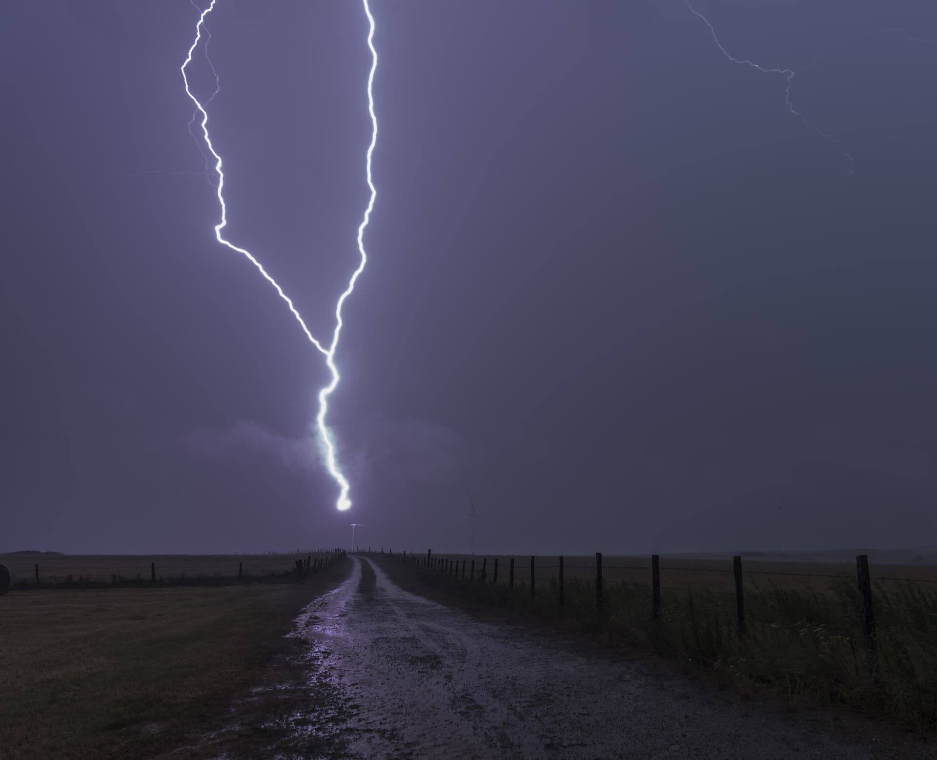 Eclair ascendant sur des éoliennes dans le Cantal - 27/06/2017 21:00 - Sébastien GALTIER