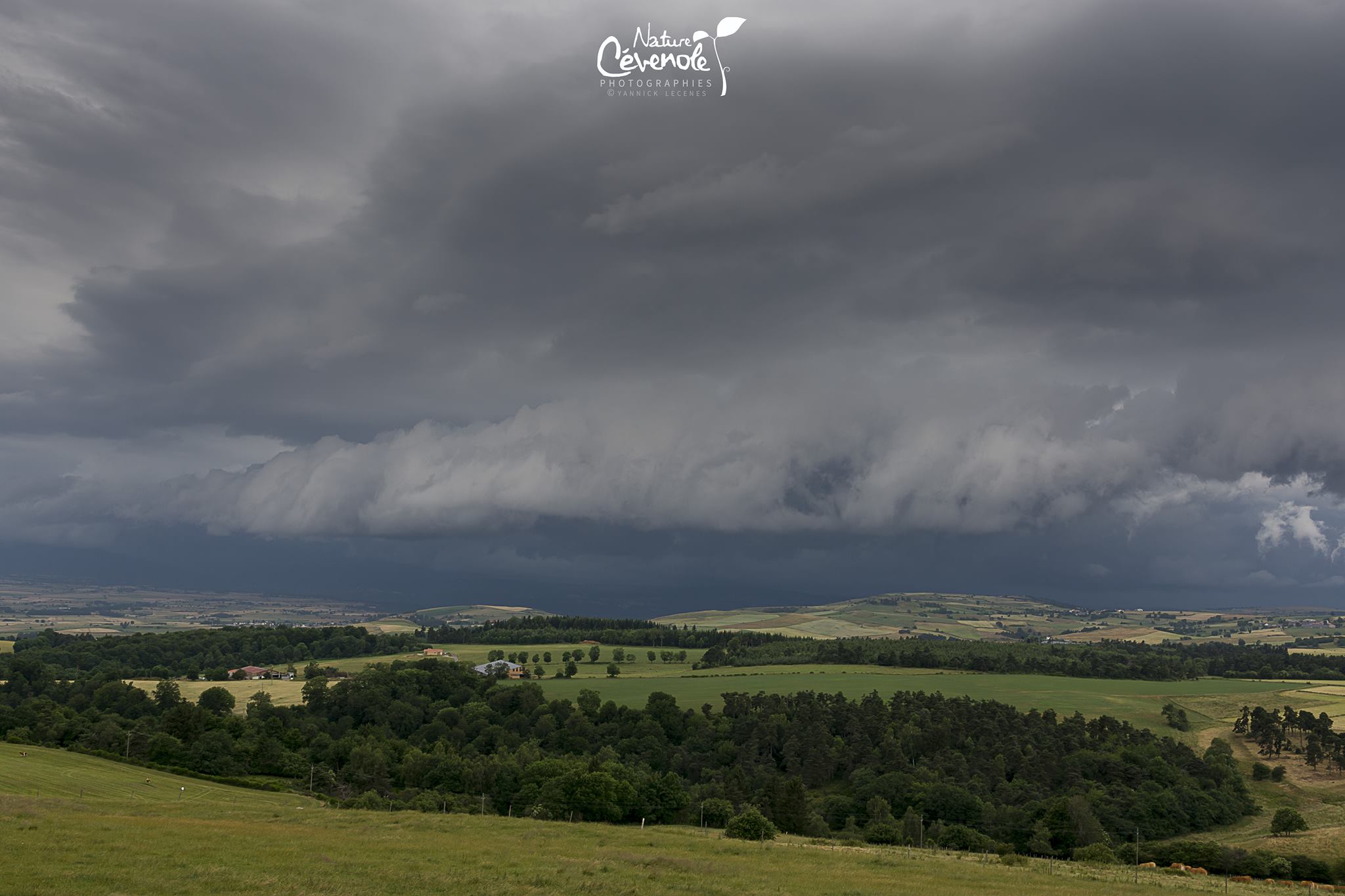 Orage vu depuis le col de la Fageole dans le Cantal. - 27/06/2017 19:00 - Yannick LECENES