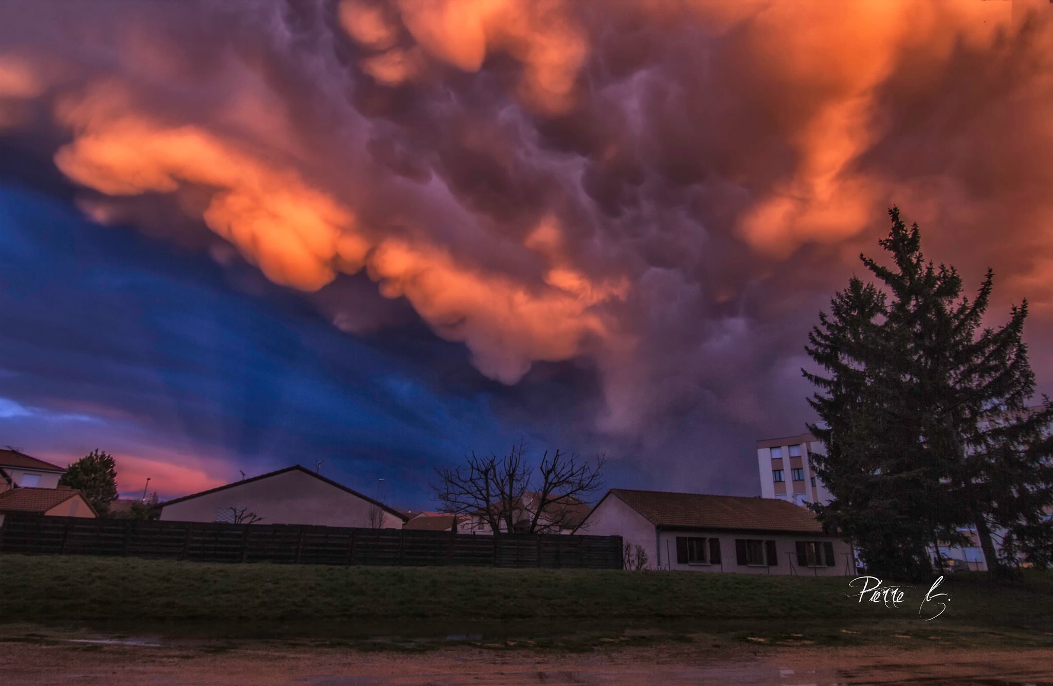 Mammatus au soleil couchant, photographiés depuis Clermont-Ferrand. - 28/02/2017 19:00 - Pierre BONNEL