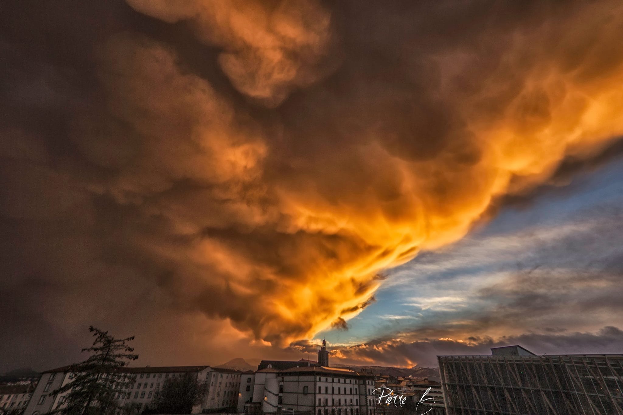 Mammatus au soleil couchant, photographiés depuis Clermont-Ferrand. - 28/02/2017 19:00 - Pierre BONNEL