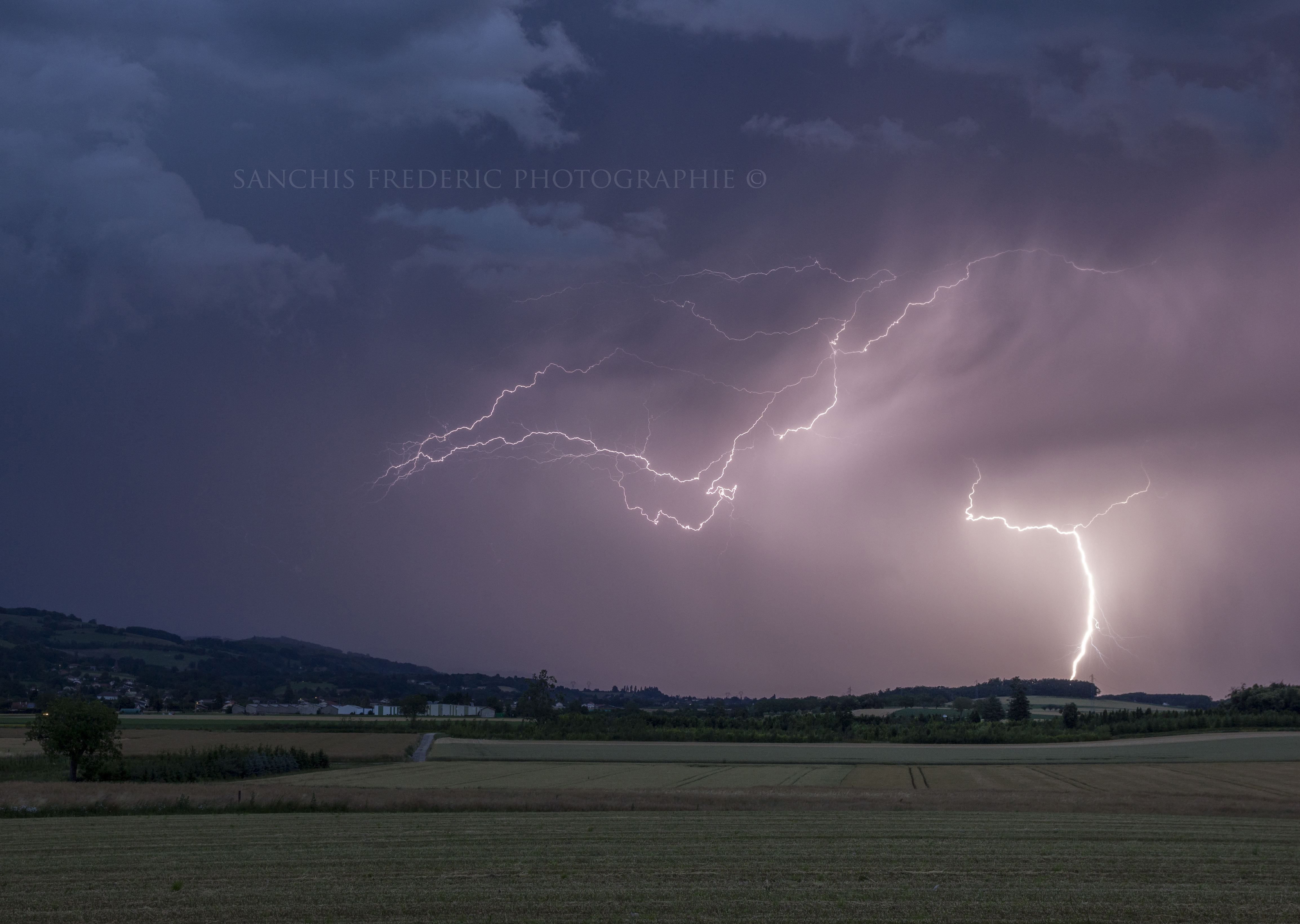 Orage juste au sud de la cote st André en Isère. - 30/11/-0001 00:00 - frederic sanchis