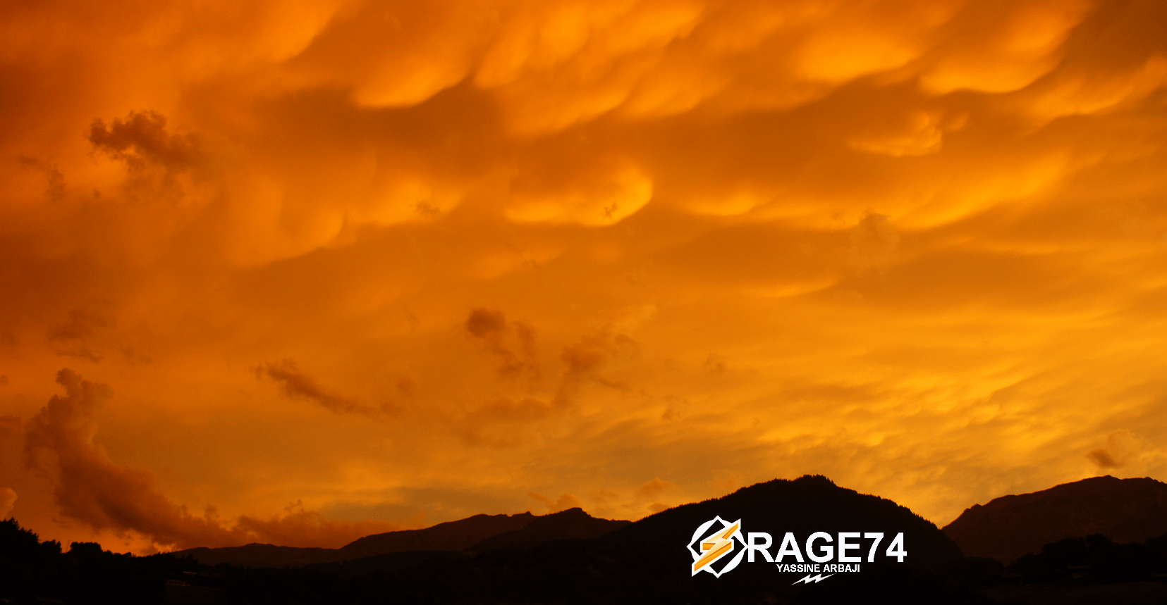 Sublimes mammatus au moment du couché du soleil après les orages de cette fin d'après midi dans les Aples du nord - 01/08/2018 21:25 - Yassine Arbaji