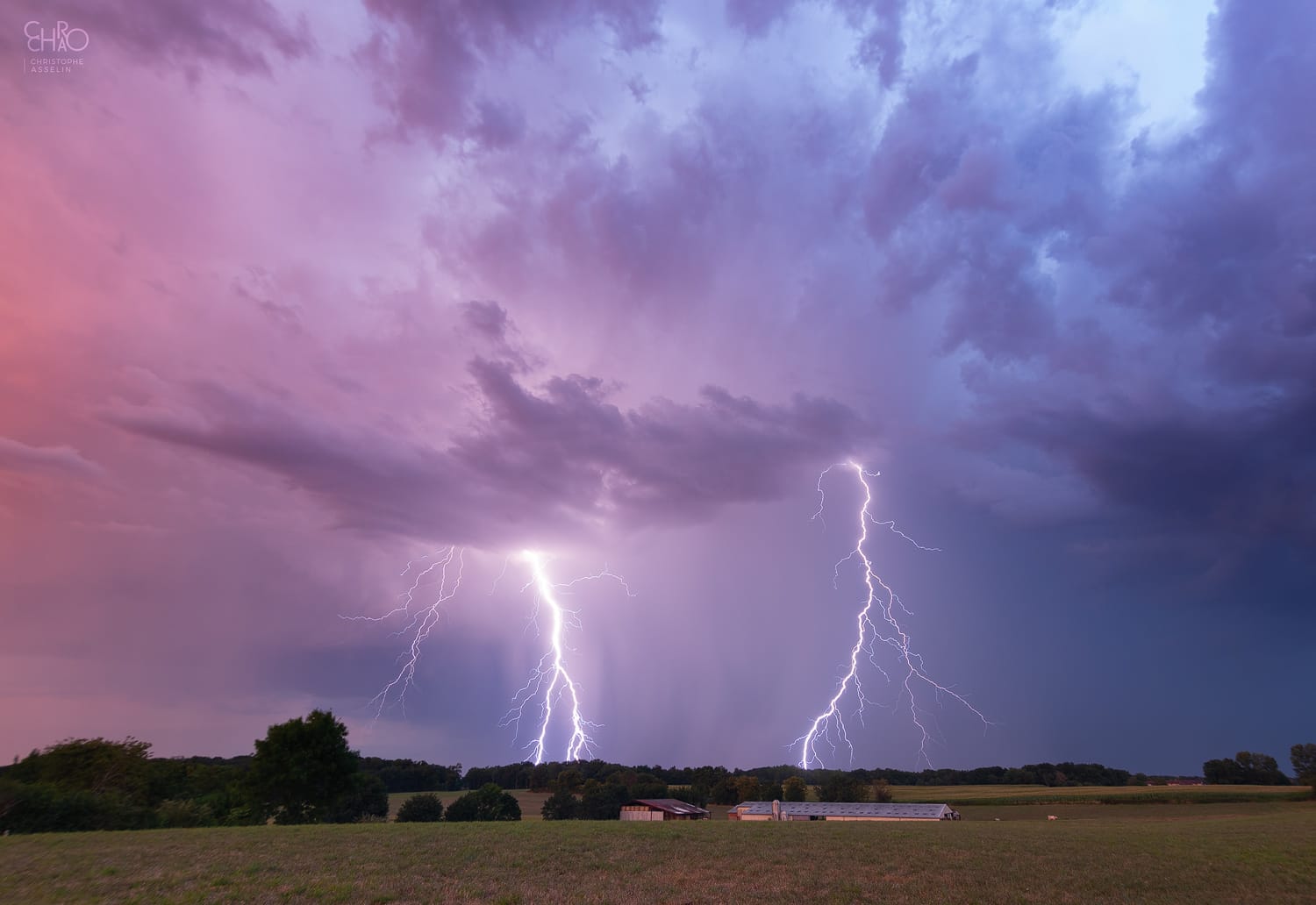 Éclosion rapide au crépuscule d'une cellule très active en foudre entre Mâcon et Bourg-en-Bresse. - 01/08/2020 22:10 - Christophe Asselin