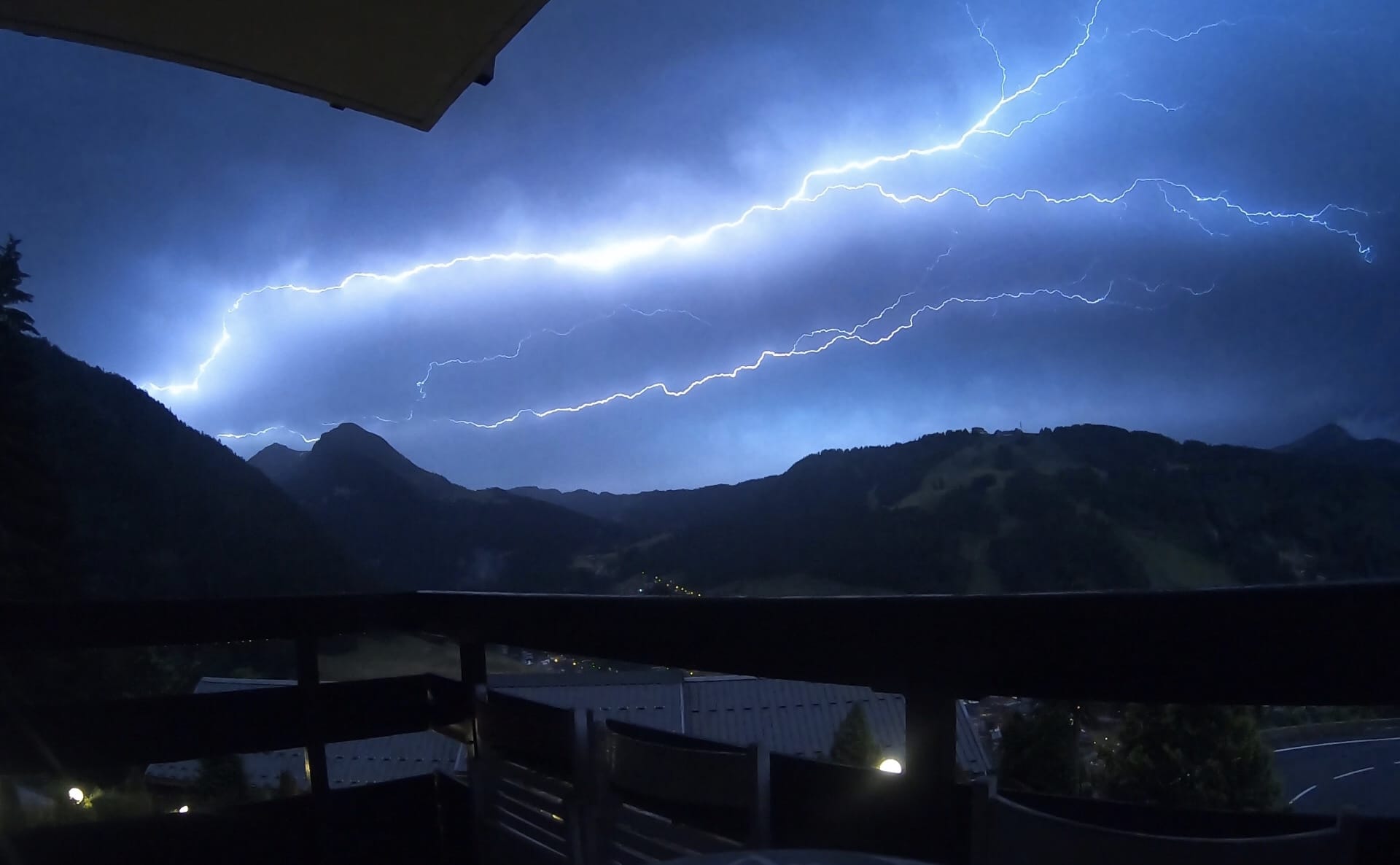 Ballet d’eclairs sur Morzine - 01/07/2019 23:37 - Alex Riner