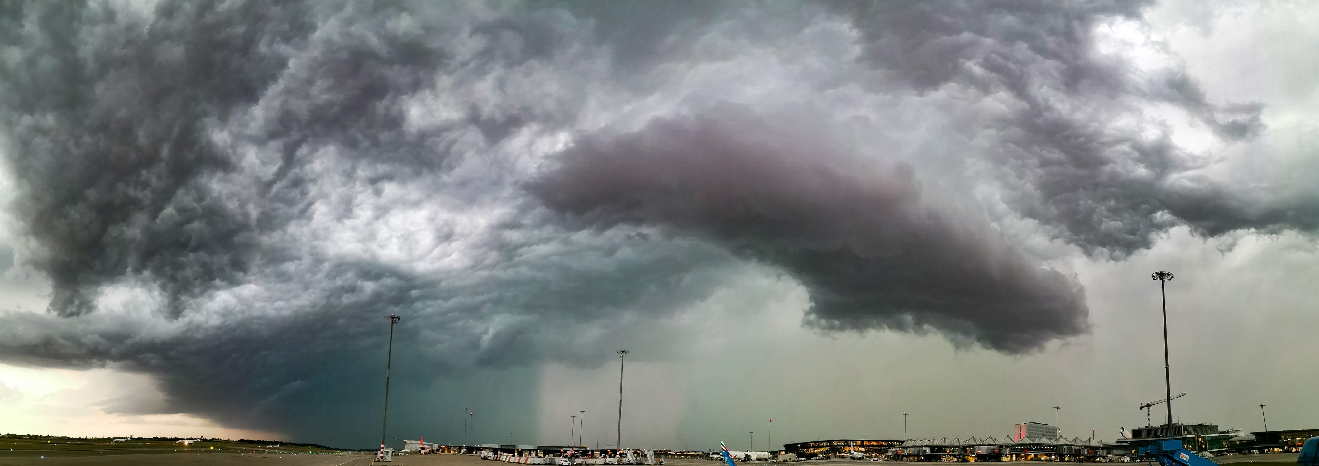 Panorama de l'arrivée imminente de l'orage pris depuis le tarmac de l'aéroport de Lyon Saint Exupéry - 01/07/2019 20:23 - Issam EL KHALLADI