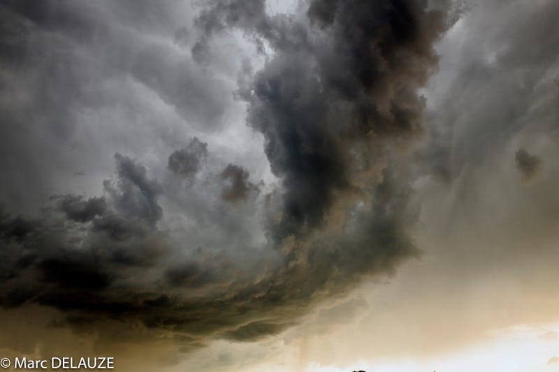 Après un violent orage où le vent a cassé des branches d’arbre et où la pluie était intense à la Chaise-Dieu, l’accalmie est arrivée, suivie par cette étrange formation riche en activité électrique. - 01/07/2019 19:00 - Marc Delauze