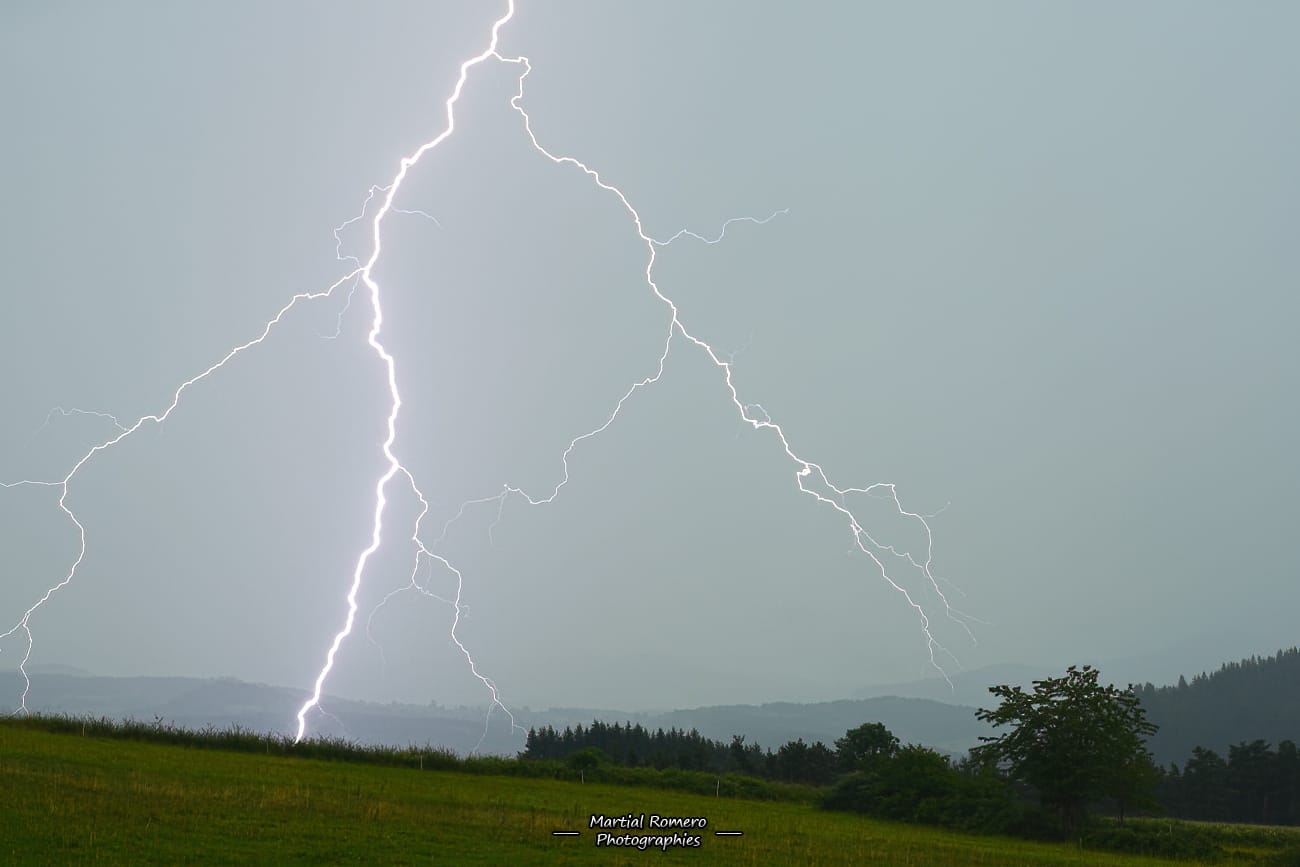 Les orages ont parfois été forts en Haute-Loire ce 1er Juillet.
Interception réussie de l'un d'entre-eux à proximité du Puy-en-Velay.

Nikon D500, 50mm (DX), 1/15s, F/7.1, ISO 50. - 01/07/2020 16:48 - Martial Romero