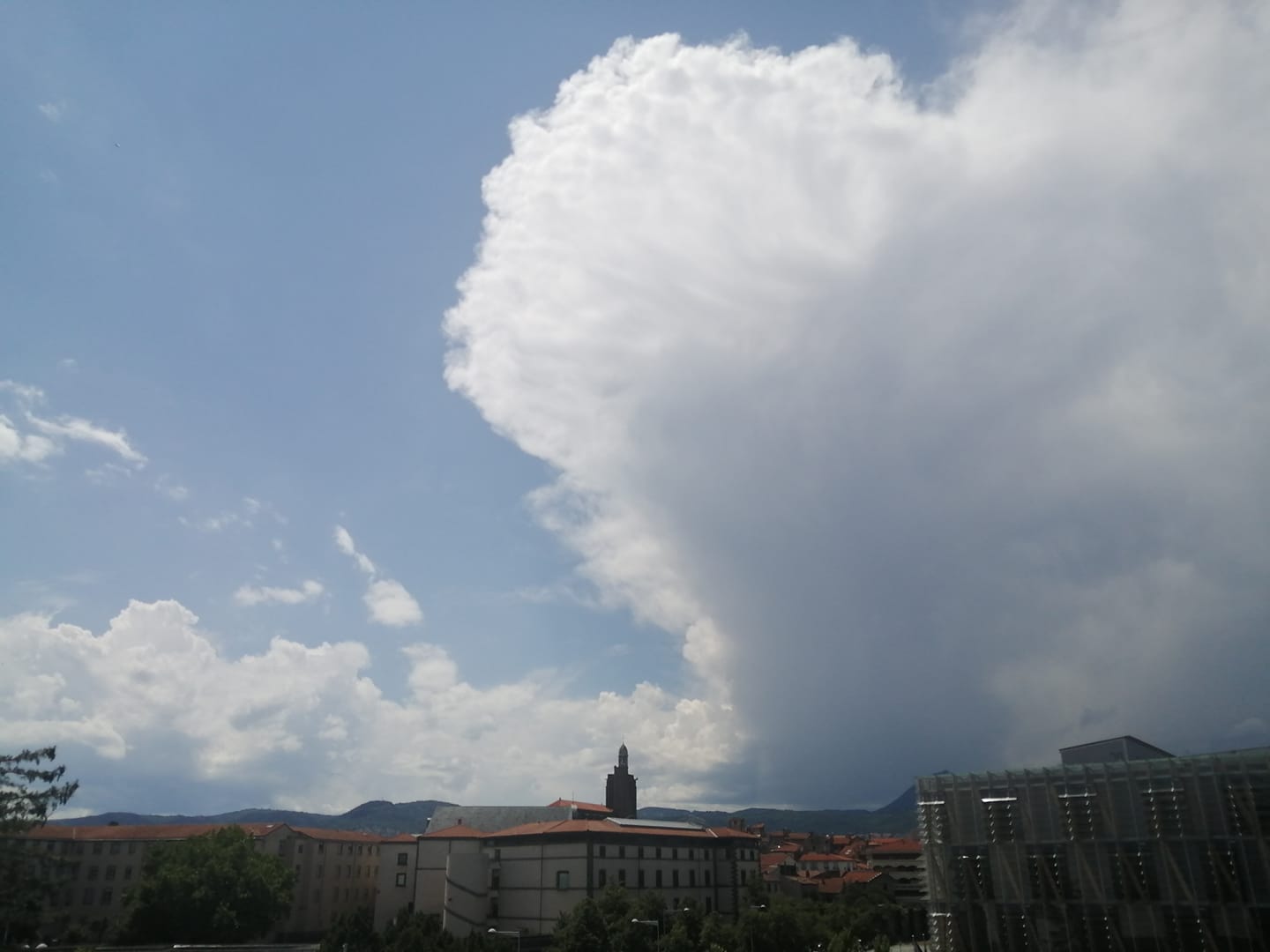 Développement nuageux au dessus de la chaîne des Puys ( ClermontFerrand ) une belle cellule orographique qui commence à déborder ! - 01/06/2020 14:21 - PIERRE BONNEL