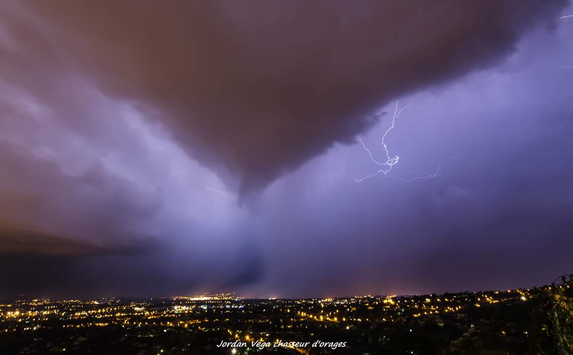 Tuba hier soir vers 1h du matin sur l'ouest Lyonnais au passage de cellule orageseuse assez active et venteuse - 02/07/2018 01:00 - Jordan VEGA