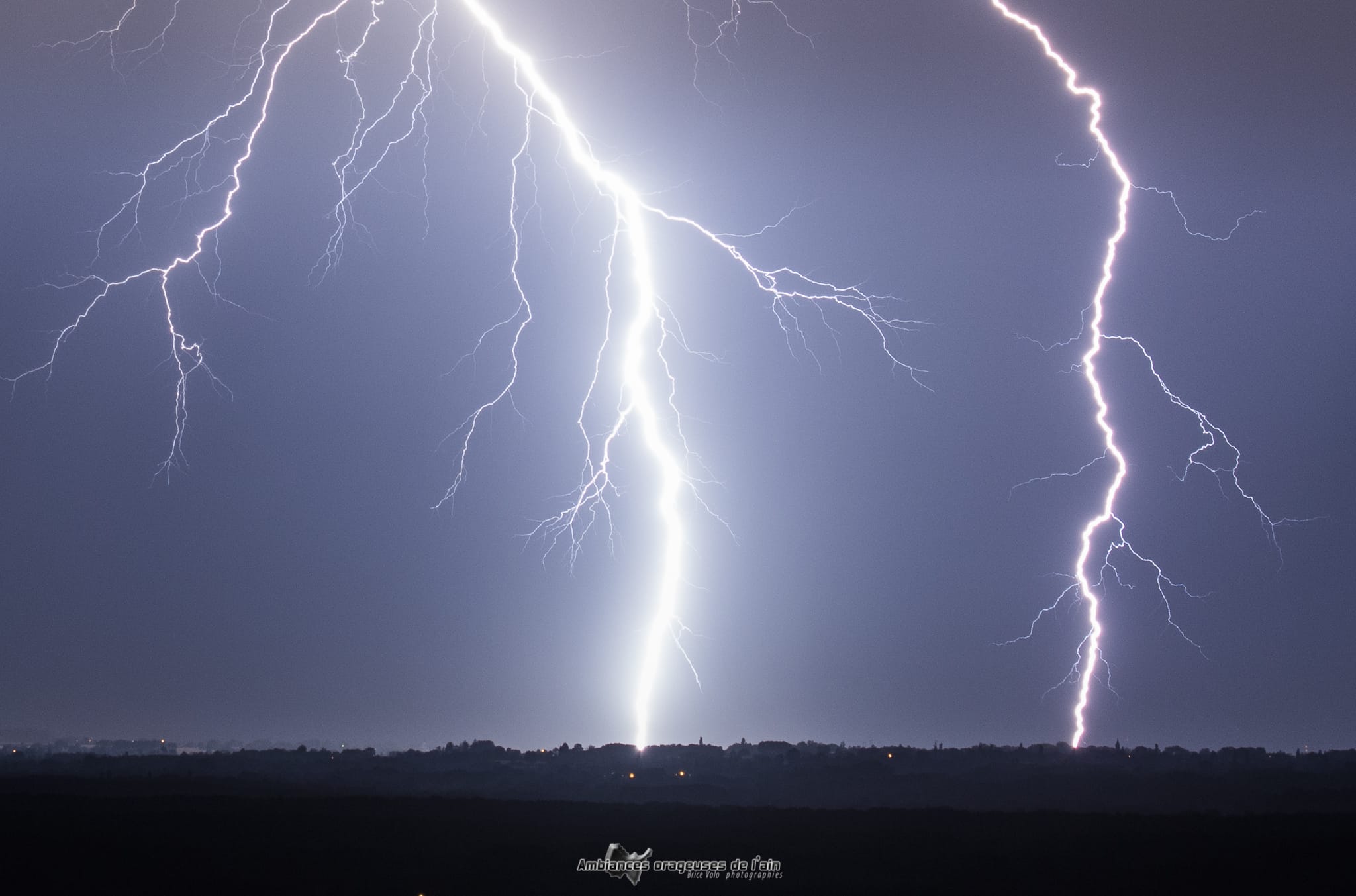 foudre sur un clocher d 'un village près de bourg en bresse - 02/07/2018 22:54 - volo brice