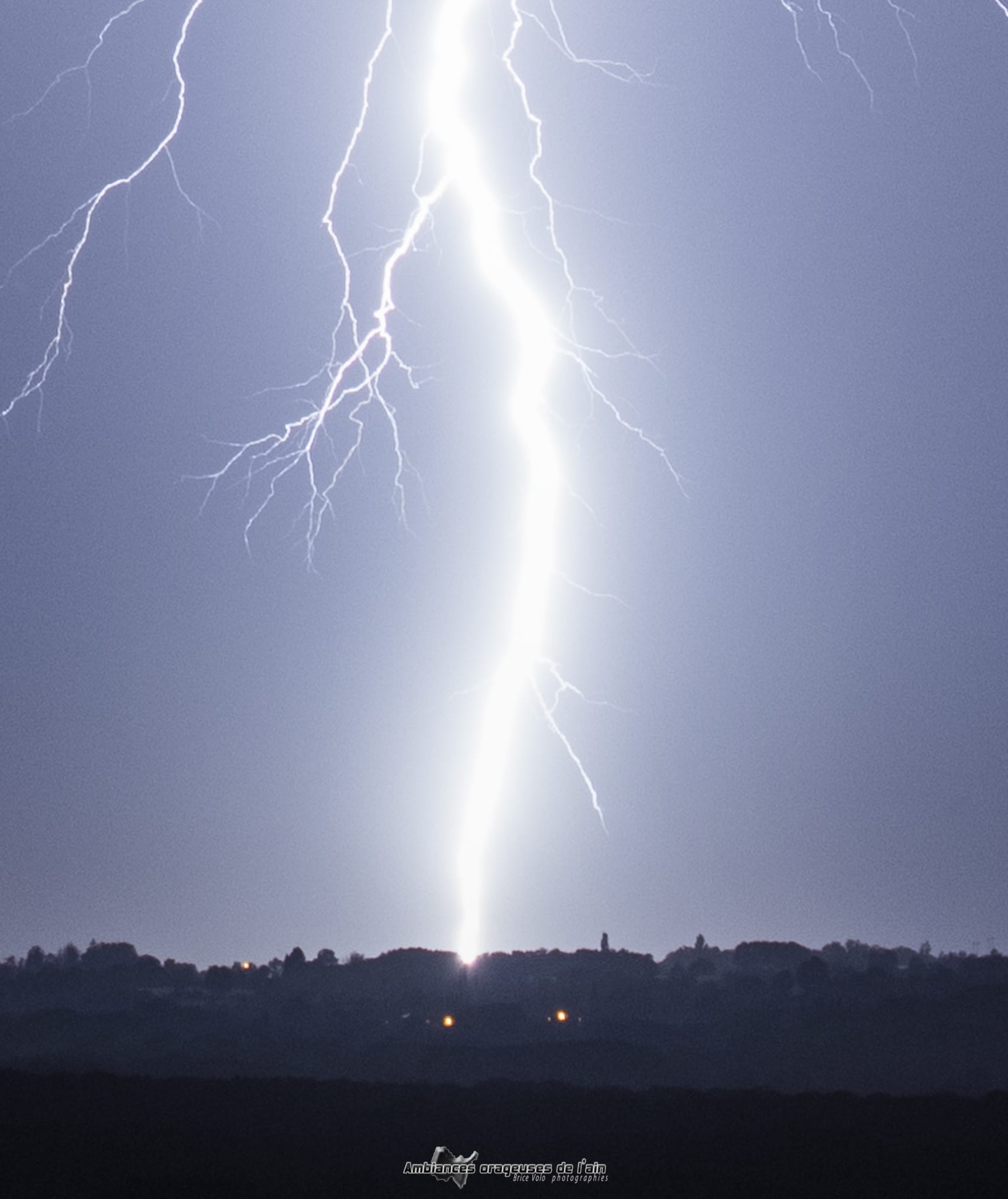 foudre sur un clocher d 'un village près de bourg en bresse - 02/07/2018 22:54 - brice volo