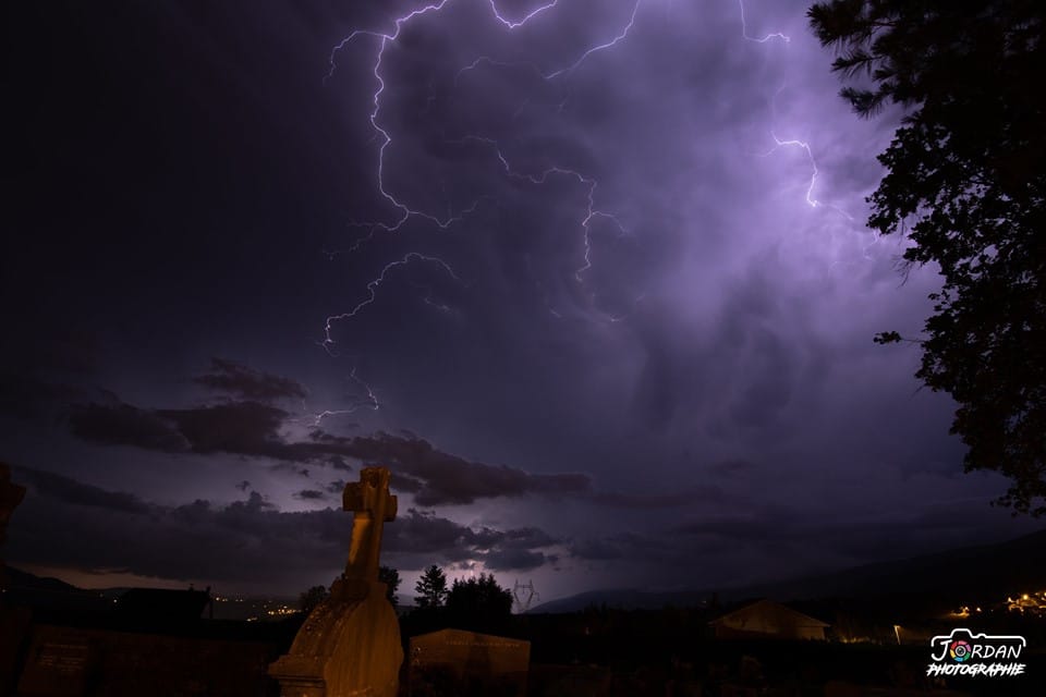 Nous nous plaçons sur les hauteurs de Châtillon-en-Michaille où cette cellule vient mourir devant nous - 02/07/2019 23:00 - Jordan Photographie