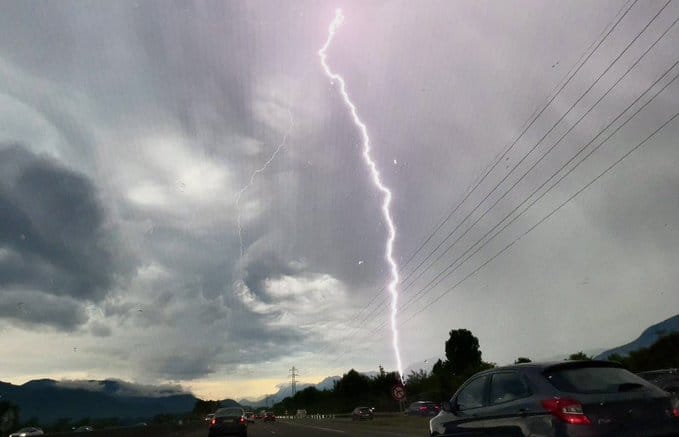 Impacts de foudre capturés en allant vers #Grenoble. Ça réveille - 02/06/2022 06:00 -  @WxNB