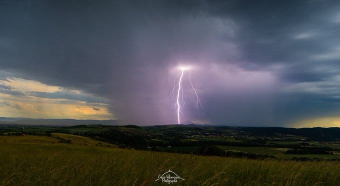 Succession d'orages esthétiques ce soir sur le Puy de Dôme. Rideaux de pluie, malheureusement de la grêle aussi, foudre, ambiances chaotiques... Bref tout y était pendant presque 5 à 6h.
Un échantillon, parmi des dizaines la traque s'étant terminée de nuit. - 02/06/2022 22:00 - Mike LAMANDE