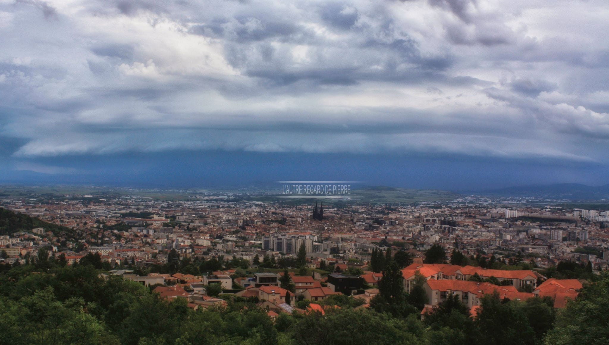 Arcus multi couches sur Clermont Ferrand en début d'après midi - 03/06/2018 13:00 - Pierre Bonnel