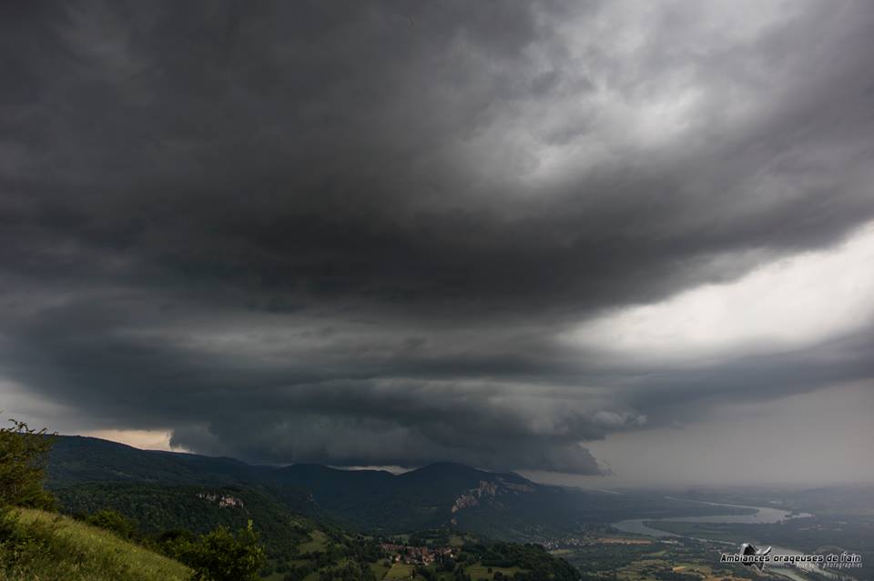 Une superbe structure orageuse est née sur le sud de l'ain cette fin d'après-midi, s'organisant en ligne, les orages ont été très puissant du coté d'ambérieu et pont d'Ain. excellente soirée! - 03/06/2018 18:00 - Ambiances orageuses de l ain