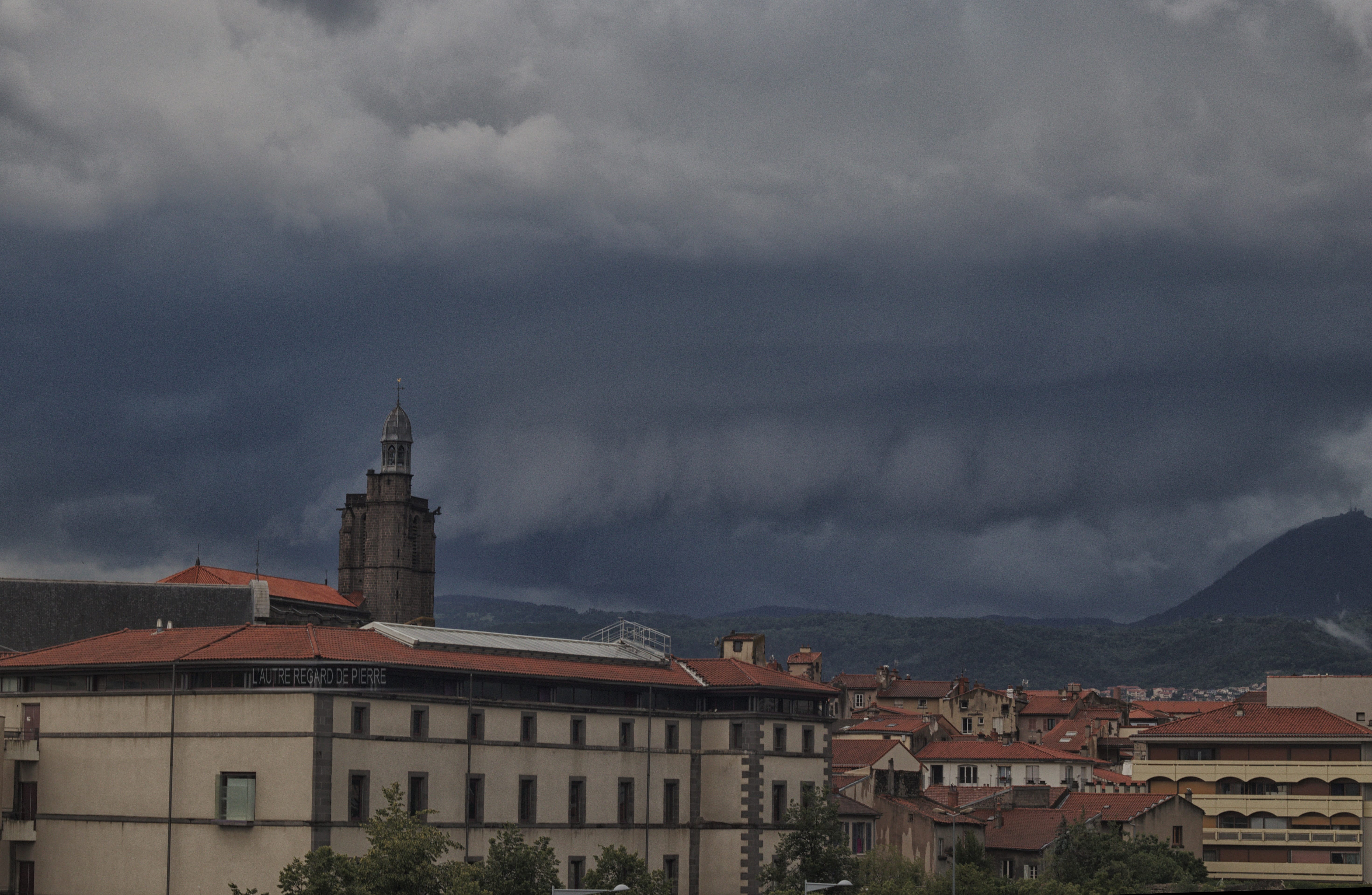 Arcus en formation au dessus du puy de dôme. ( Chose extrêmement rare ) - 03/06/2020 18:30 - PIERRE BONNEL