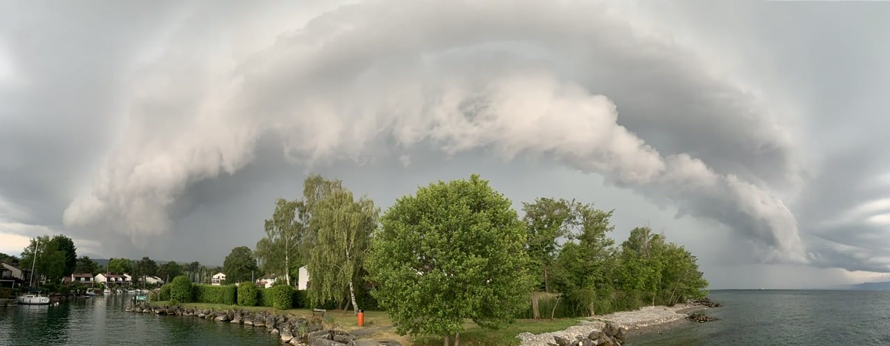 A l’avant d’une ligne de grain bien pluvieuse, un bel arcus s’est formé... Photo prise sur les rives du lac Léman, à Thonon-les-Bains. - 03/06/2020 20:30 - Antoine Salmeron