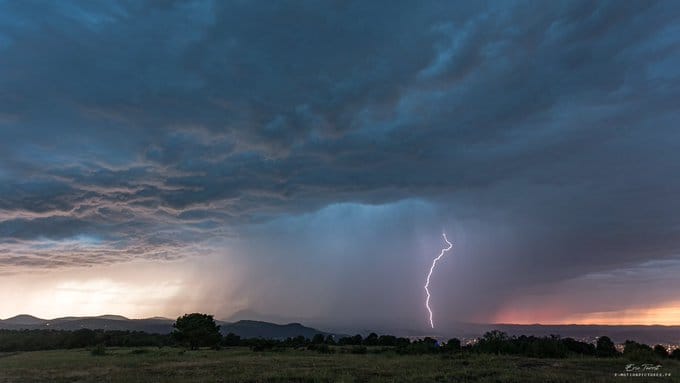 Des orages magnifiques au soleil couchant et nuit dernière entre Puy-de-Dôme et Allier.

Puy de dôme en arrière-plan sur les deux premières photos, et coups de ramifiés a l'avant d'un orage en transit en Allier vers 00h30 - 03/06/2022 00:00 - Eric TARRIT