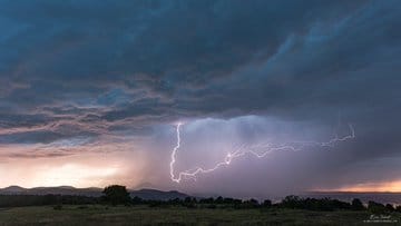 Des orages magnifiques au soleil couchant et nuit dernière entre Puy-de-Dôme et Allier.

Puy de dôme en arrière-plan sur les deux premières photos, et coups de ramifiés a l'avant d'un orage en transit en Allier vers 00h30 - 03/06/2022 00:00 - Eric TARRIT