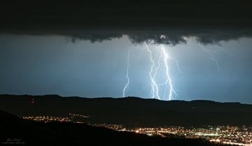 Des orages magnifiques au soleil couchant et nuit dernière entre Puy-de-Dôme et Allier.

Puy de dôme en arrière-plan sur les deux premières photos, et coups de ramifiés a l'avant d'un orage en transit en Allier vers 00h30 - 03/06/2022 00:00 - Eric TARRIT