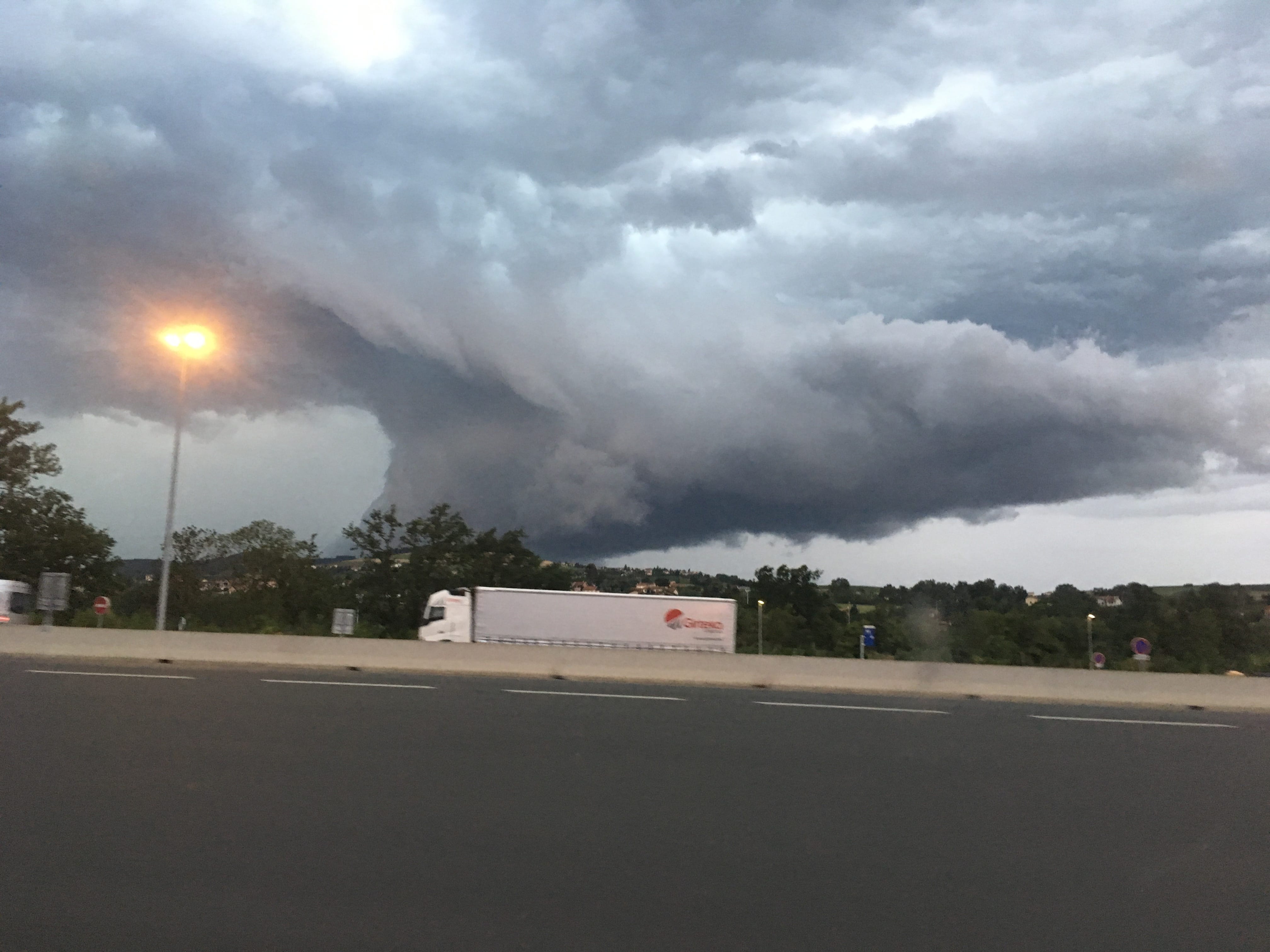 Photos prise sur A89  péage de Roanne ! - 04/07/2018 19:50 - Philippe Tissot