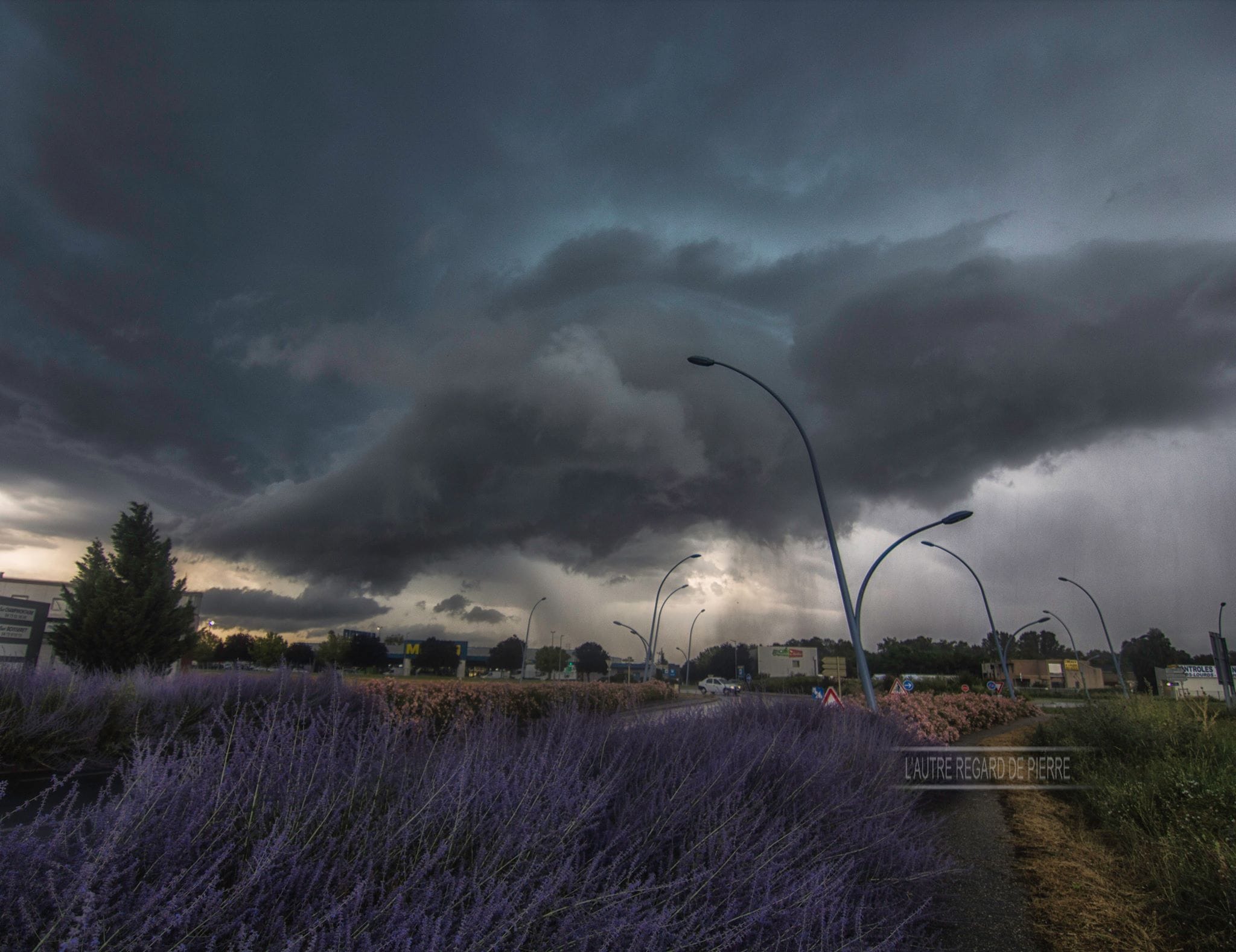 Arcus tout à l'heure observé sur Clermont Ferrand, couleur bleuâtre. - 04/07/2018 18:00 - Pierre Bonnel