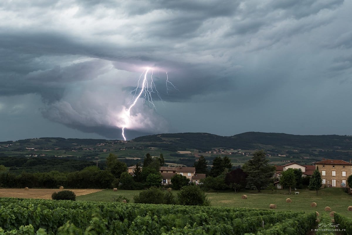 Récolte d'hier près de Villefranche. La vitesse de la formation de ce nuage mur était assez impressionnante (5min). Il sera resté stationnaire quelques temps avant de reprendre sa route en se déstructurant. - 04/07/2018 20:00 - Eric Tarrit