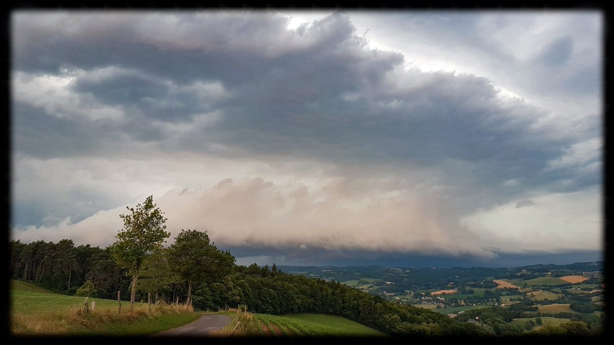 Hier en début de soirée dans le Cantal. Orage supercellulaire en approche de Montsalvy. - 04/07/2018 20:00 - Romain RX