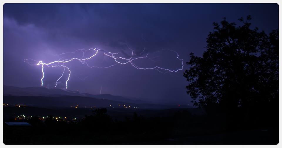 Triple Impacts sur les éoliennes du Parc éolien des Monts d'Ain sur la commune d'Izenave - 04/07/2018 22:00 - Christophe Mula Photographies