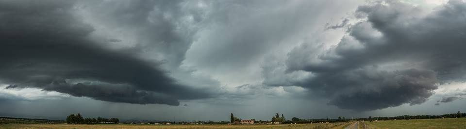 Deux nuages murs côte à côte dans la plaine du Forez - 04/07/2018 19:00 - Les Colères Du Ciel