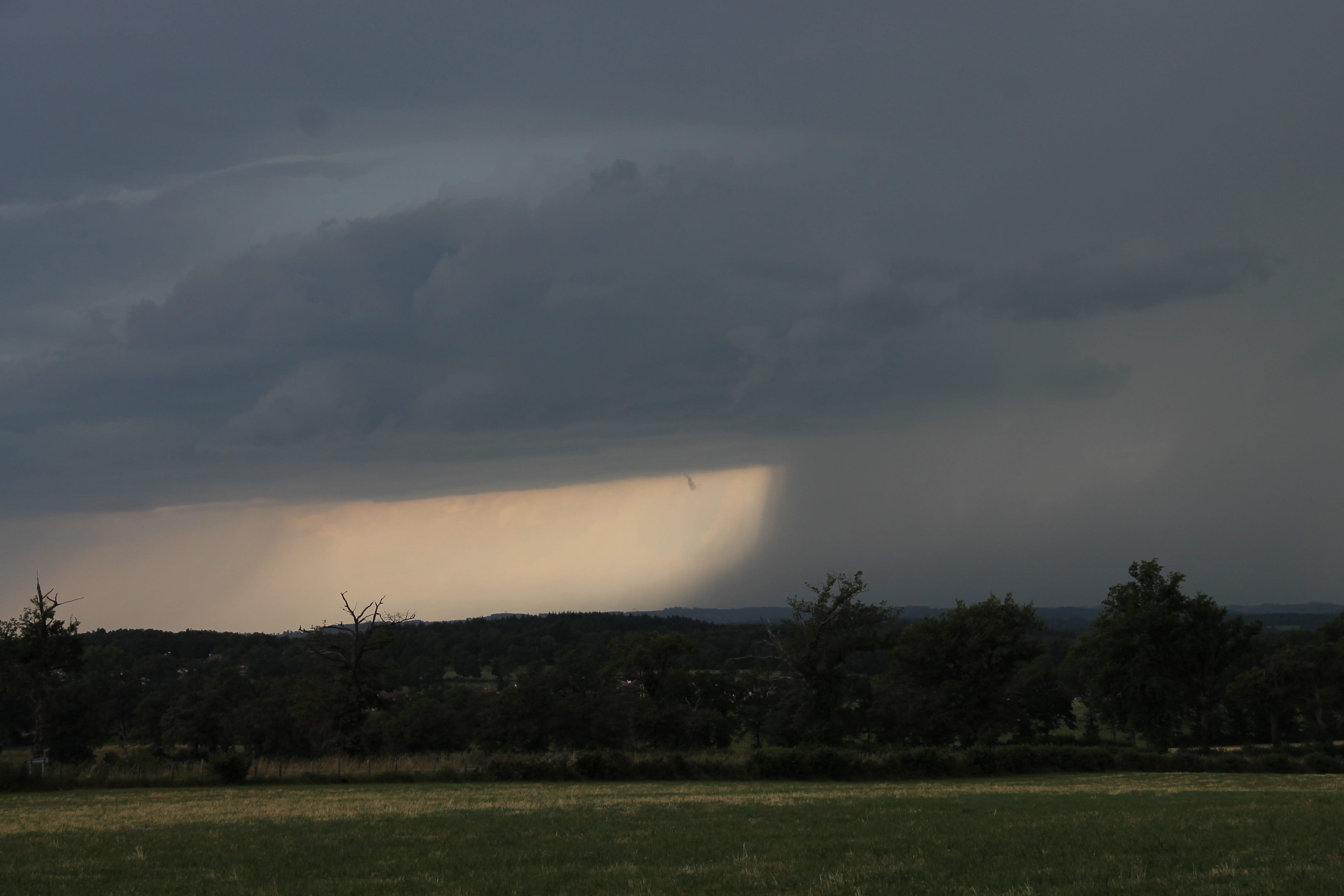 impressionnant "pied de pluie" qui est apparu au dessus de Laroquebrou (ouest cantal) lorsque la cellule qui stationnait la en se régénérant par le sud s'est vidée sur cette zone
Photo prise depuis Saint Paul des landes en direction de l'ouest/sud-ouest - 04/07/2018 18:30 - Victor VERMEIL