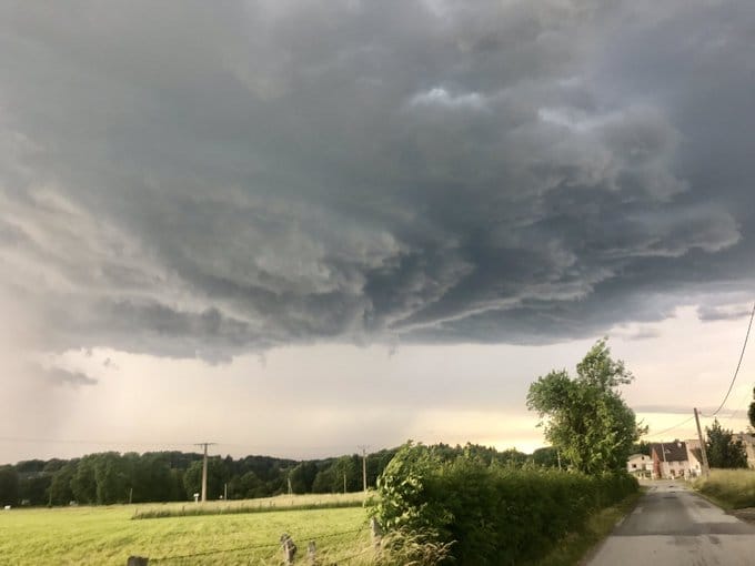 Une ou deux photos de la cellule nord est creuse limite Puy De Dome avant le split - 04/06/2022 18:00 -  @greg_faure