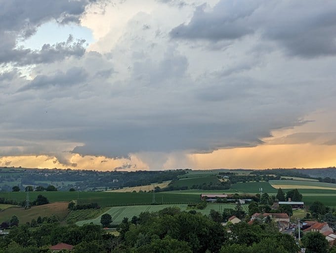 Nouvelle supercellule qui débarque sur le N 63, gros danger la dessous. - 04/06/2022 19:00 - Mike LAMANDE