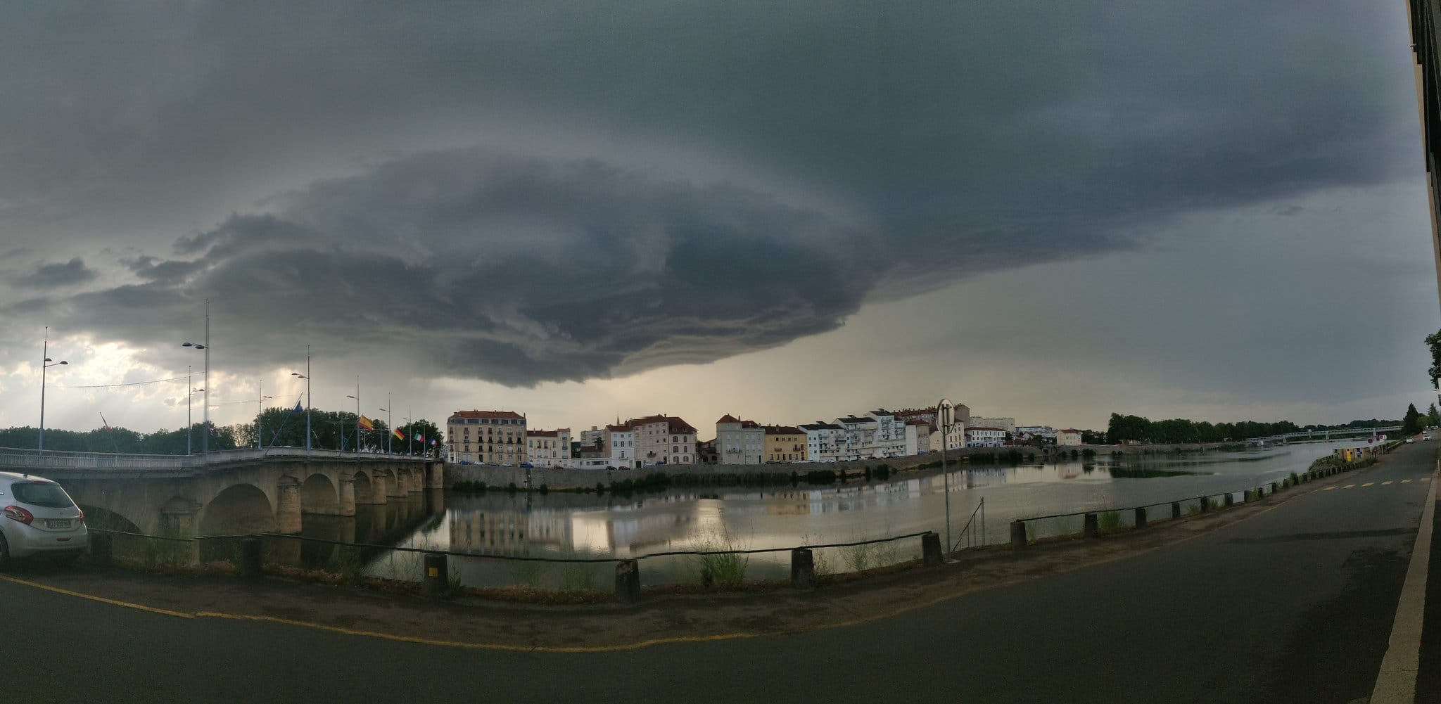 Plusieurs virulentes supercellules évoluent dans le Puy-de-Dôme, le nord de la #Loire, le sud de la Corrèze et l'ouest de l'Ain.
Exemple ici vu de Roanne (42). - 04/06/2022 17:00 -  @Ari33260