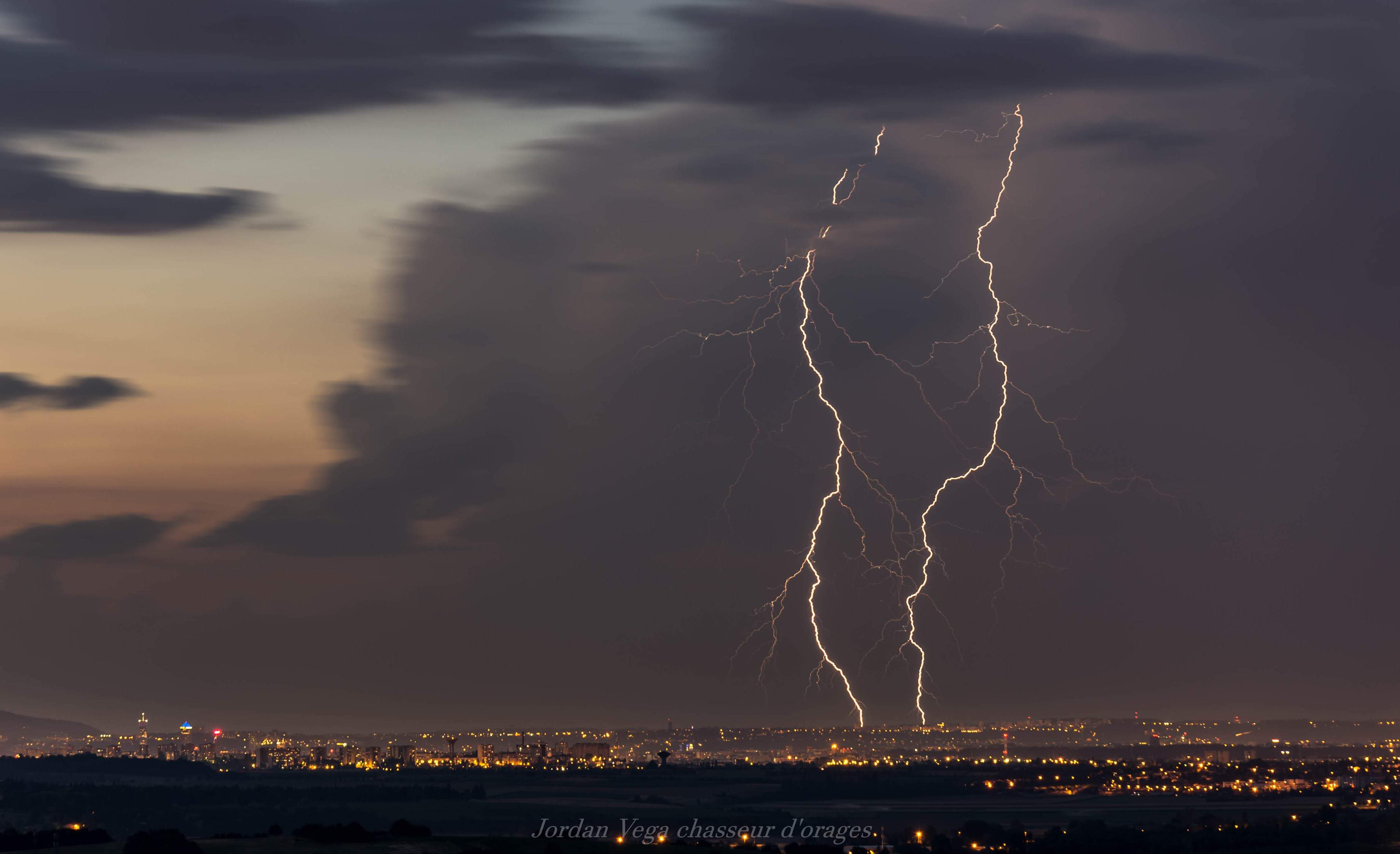 Extra nuageux sur la plaine de l'Ain vu depuis le Lyonnais
Page : jordan vega chasseur d'orages - 05/08/2019 21:55 - Jordan Vega