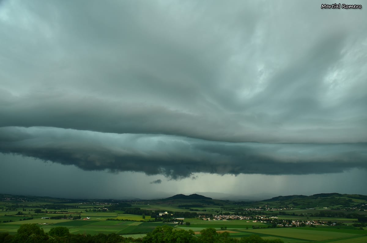 Arcus multi-couche dans l'Est du Puy-de-Dôme, depuis la Tour de Courcourt. - 05/06/2018 18:00 - Martial Romero