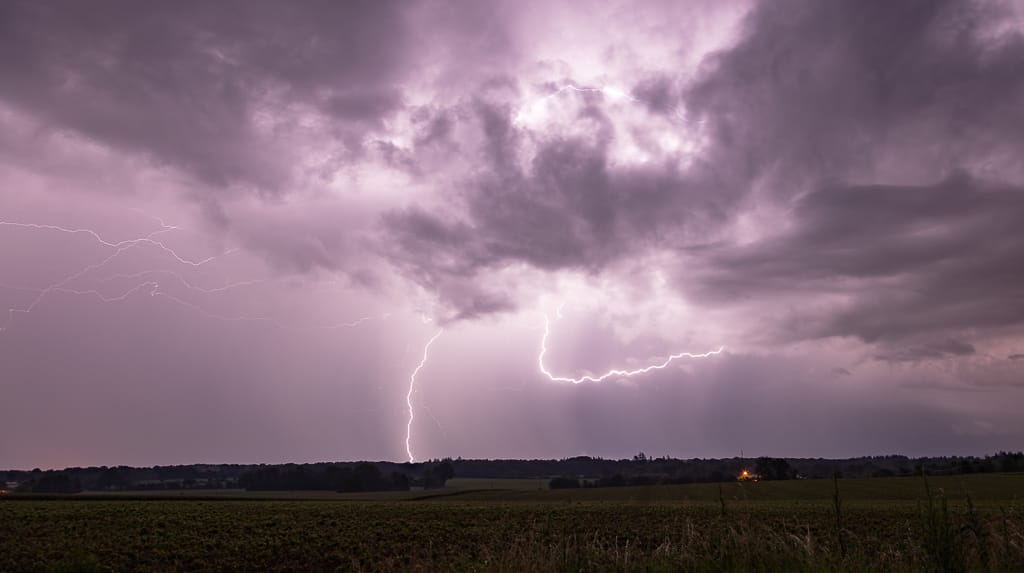 Foudroiement nocturne près de Pont D'Ain (01) lors du passage des orages fort dans la soirée du 05 juin 2018 - 05/06/2018 22:45 - Grégory Mozdzen