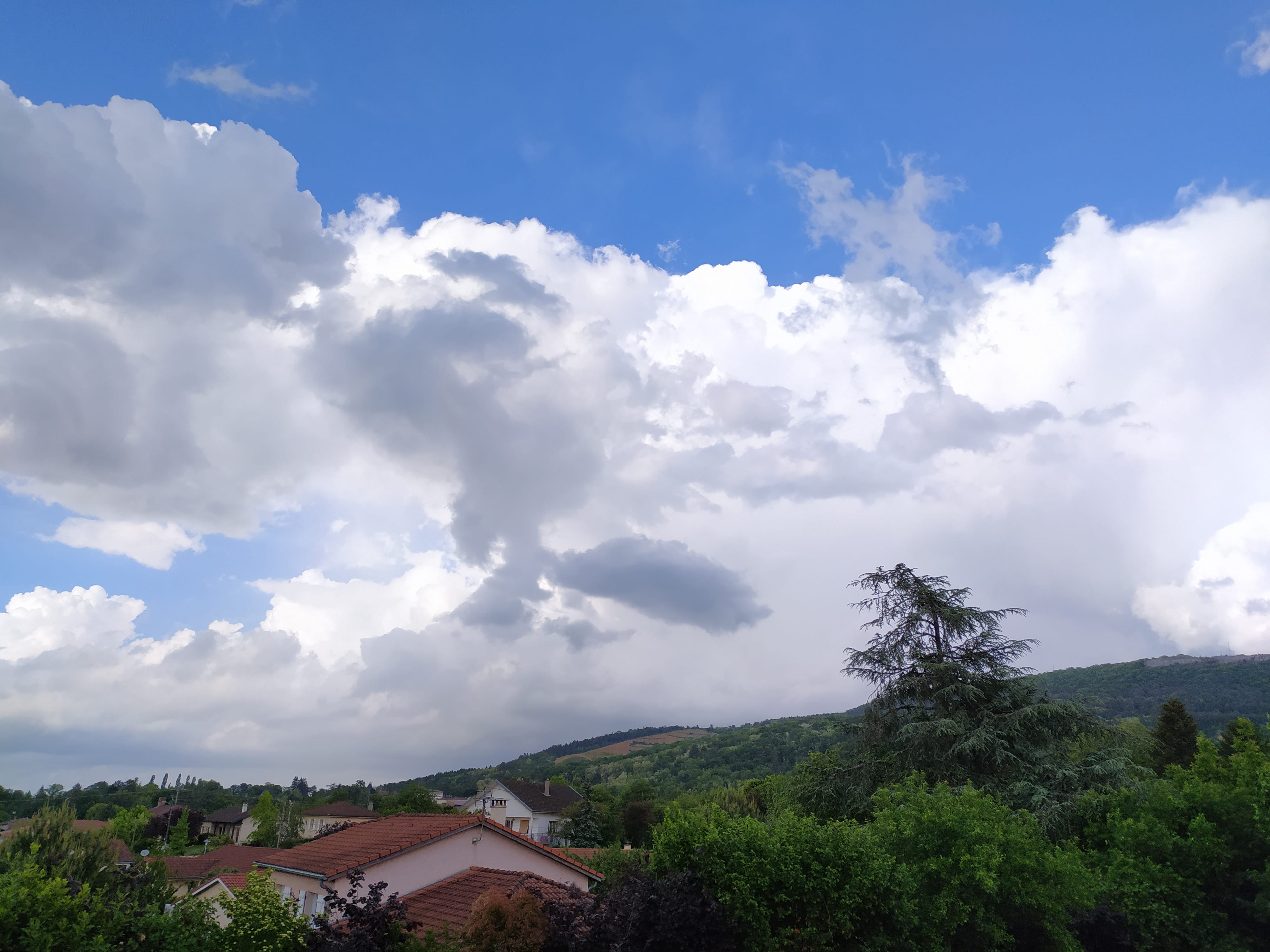 Ceyzeriat , Cellule orageuse sur le Mont-July. - 05/05/2020 17:35 - David Drencourt