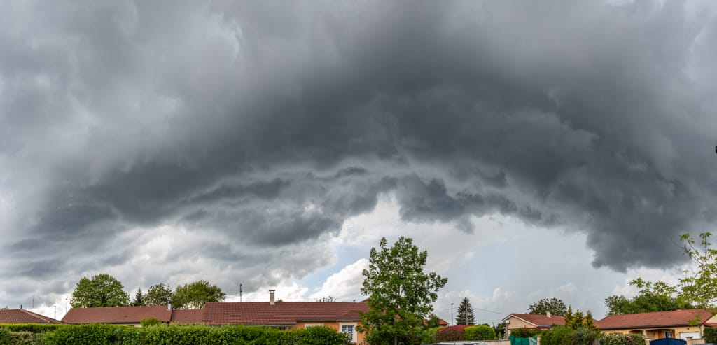 Retour sur la supercellule qui s'est formée sur le département de l'Ain à proximité de la commune de Chalamont le 5 Mai dernier avec un cliché du nuage mur qui s'apprétait à passer au zénith, je me trouvais à ce moment au sud Est de la cellule orageuse, meilleur emplacement pour observer la structure à l'écart des pluies qui étaient projetées plus au Nord de l'orage. - 05/05/2020 18:00 - Grégory Mozdzen