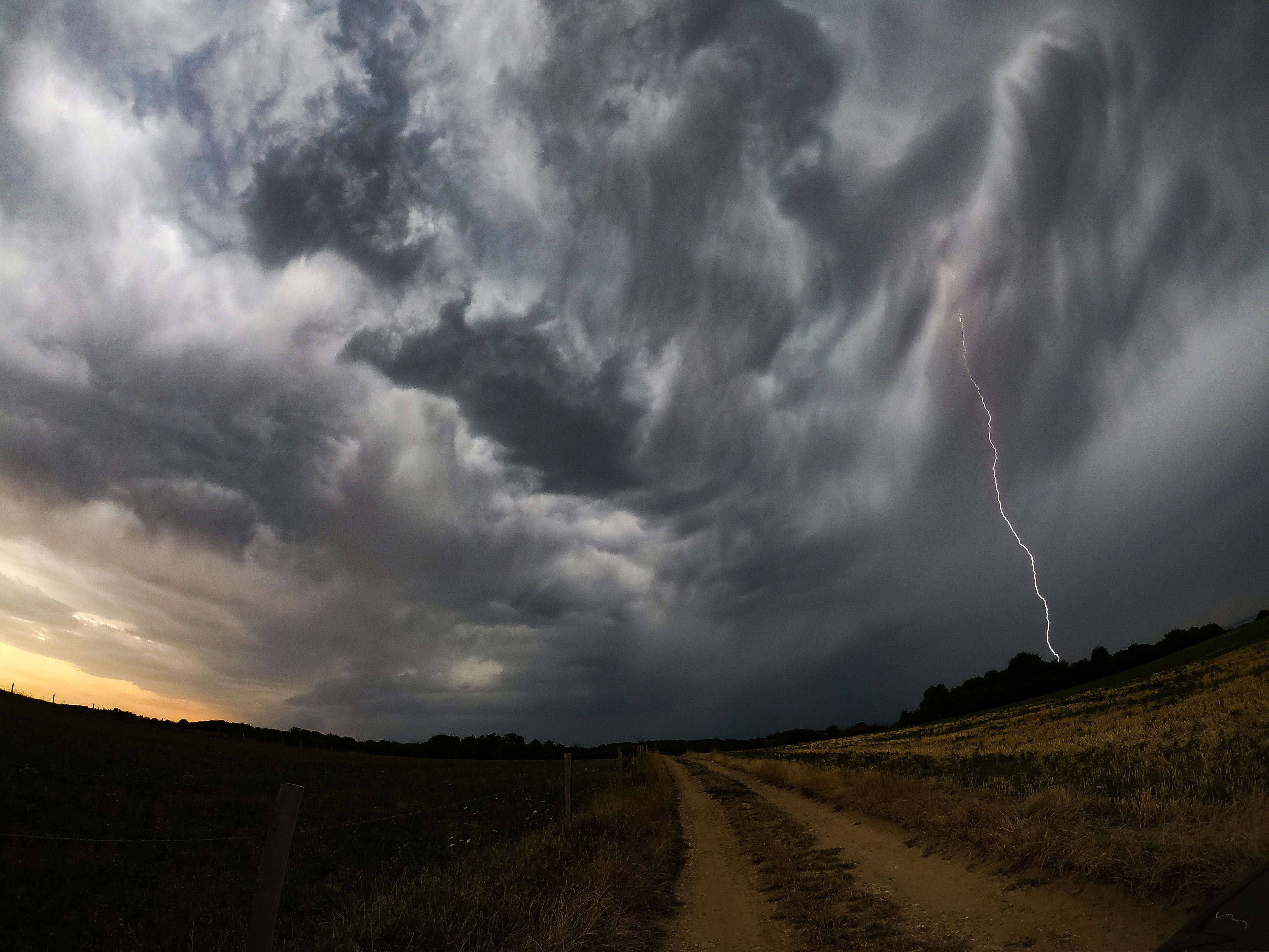 Orage  dans le nord Isère  à luzinay  sud de Lyon - 06/08/2019 18:00 - Vincent Vallesella