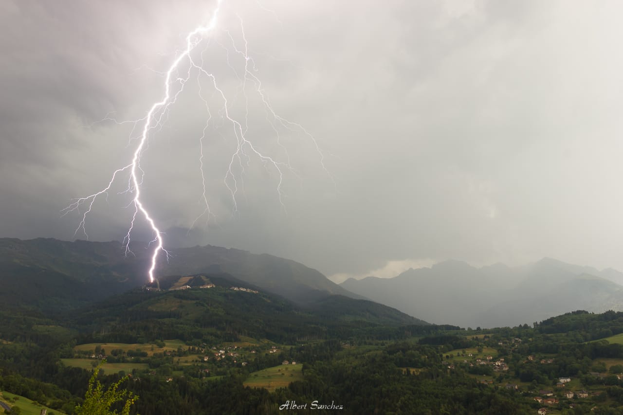 Coup de foudre a proximité de la station Les Sept Laux dans le massif de Belledonne. - 06/08/2018 17:07 - Albert Sanchez