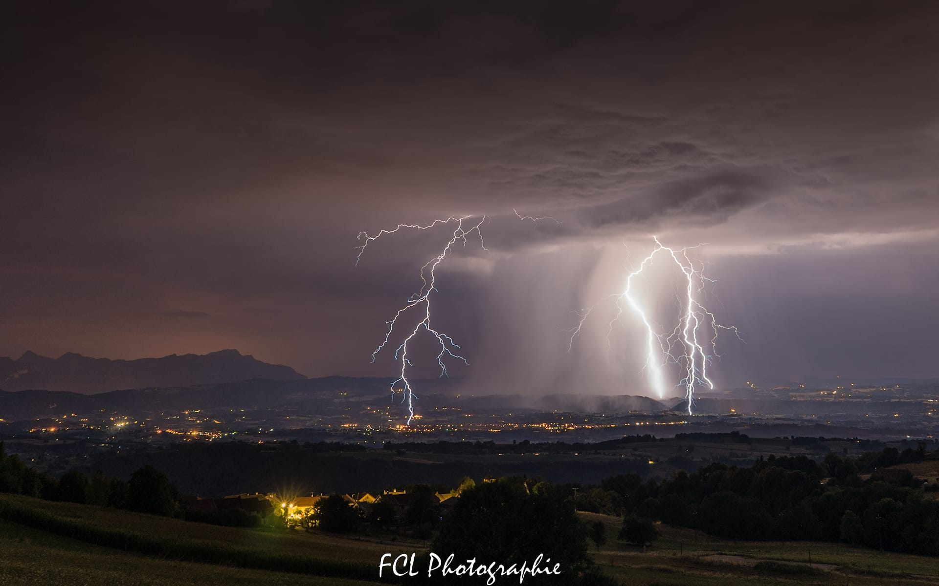 Quadruple impacte ramifier photographier au dessus de la ville de Pont de Beauvoisin en Savoie le Lundi 6 Août à 22h02. - 06/08/2018 22:02 - françois charbonel