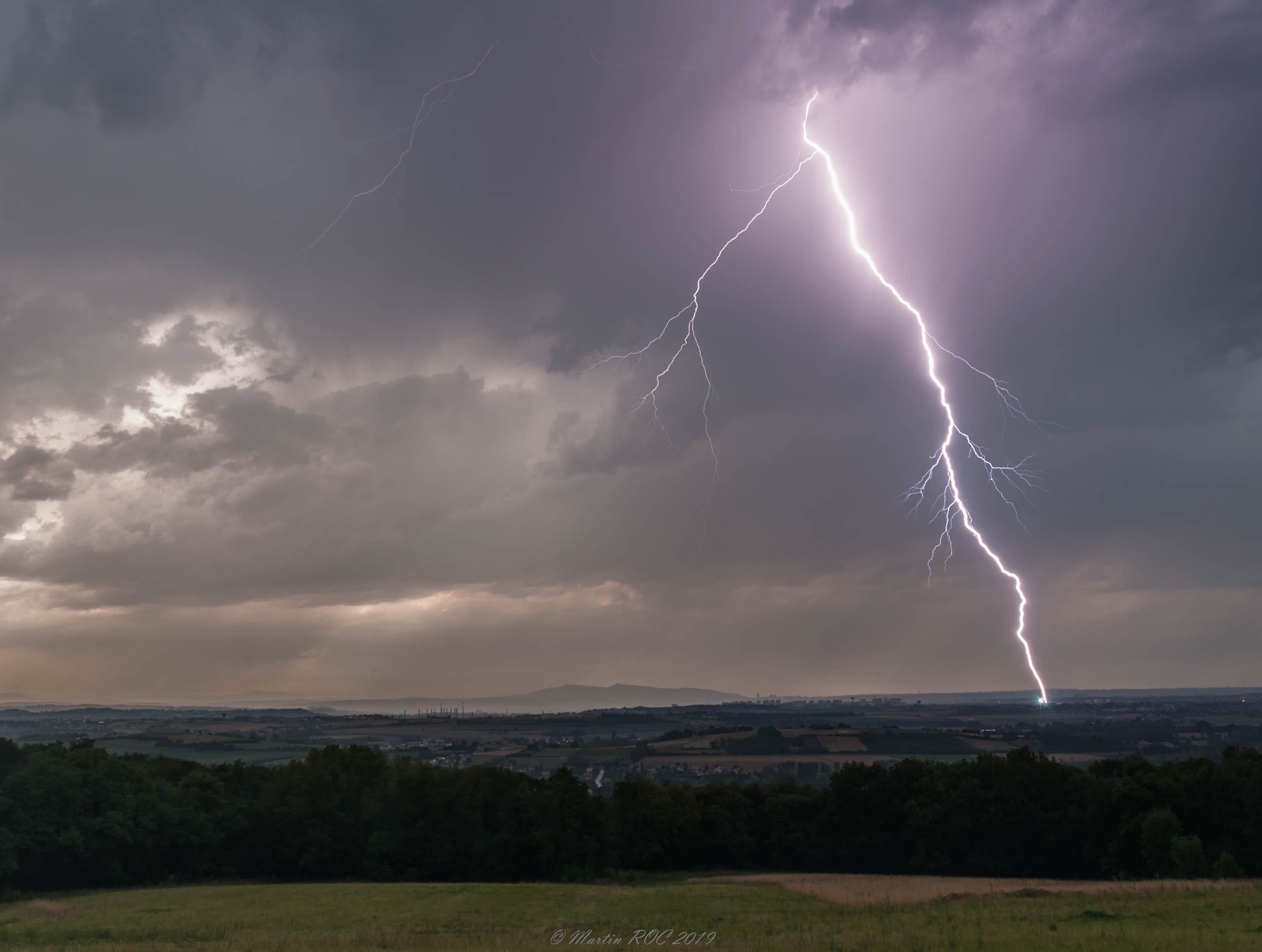 Défilé d'orages en Région Lyonnaise 
Puissant impact + Court circuit sur une ligne électrique dans l'Est Lyonnais - 06/08/2019 19:30 - Martin ROCKENSTROCLY