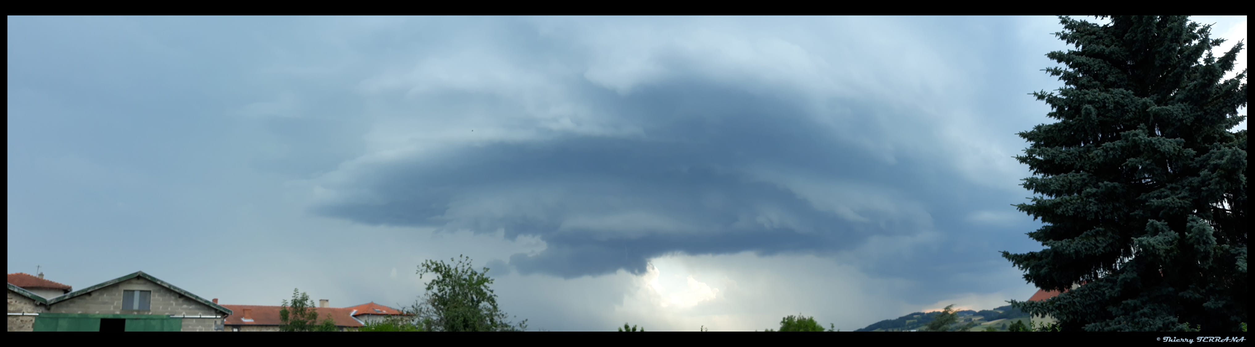 Nuage mur d'une supercellule observé sur les monts du Lyonnais depuis Saint Martin En Haut le 06/07/19. - 06/07/2019 18:40 - Terrana Thierry