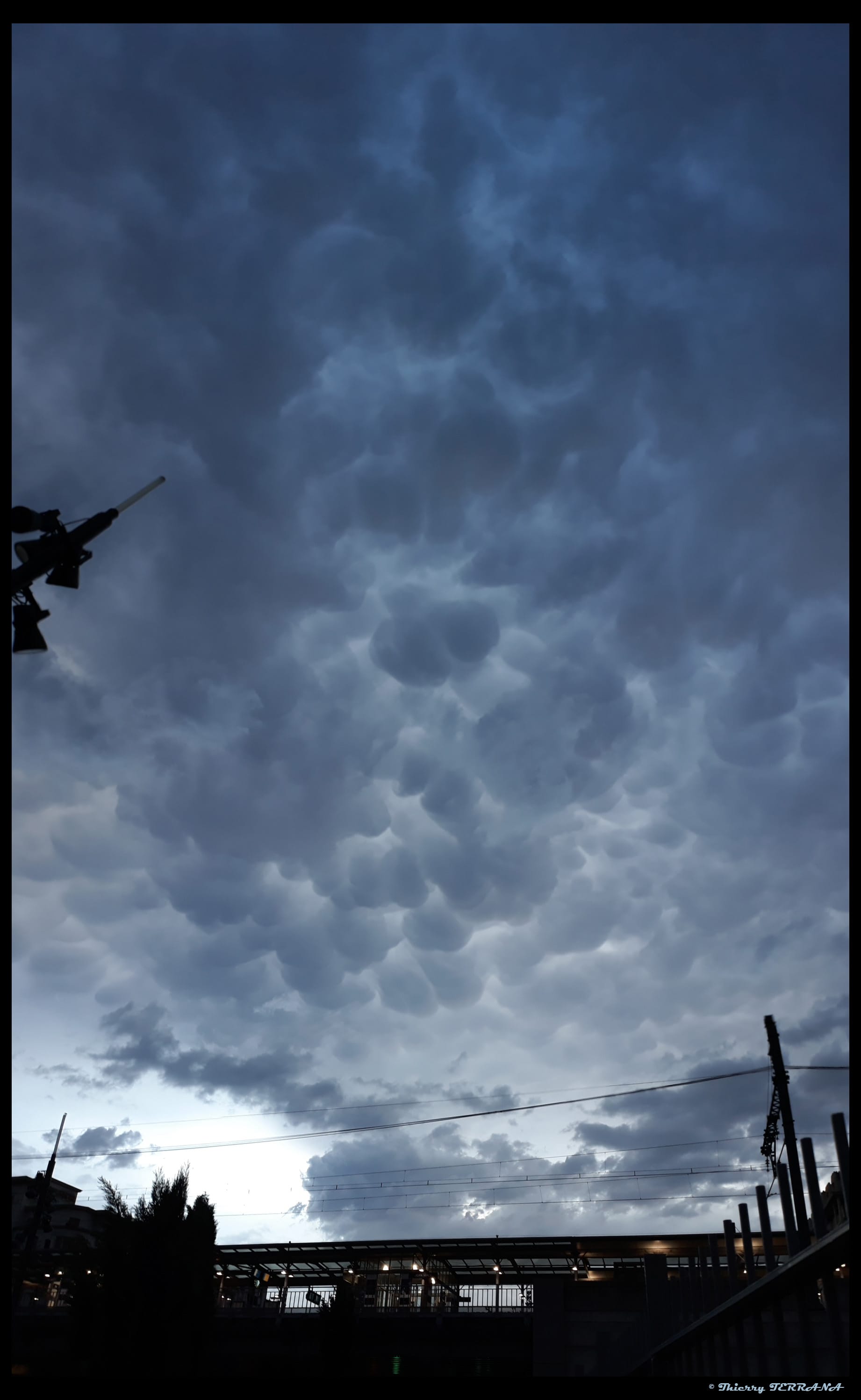 Mammatus vu de Lyon 7eme après le passage du front orageux de la fin de journée. - 06/07/2019 21:20 - Terrana Thierry