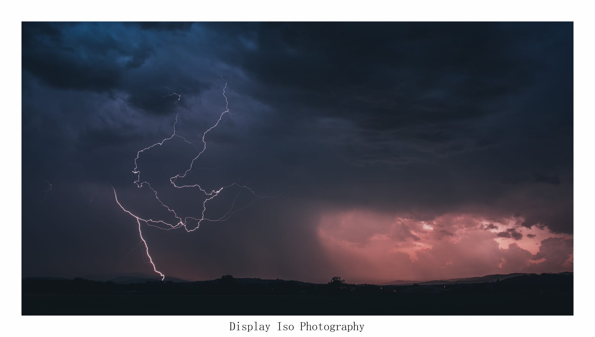 Orages en provenance de Saint Étienne, longeant Lyon par le sub, je pense que les impacts ont eu lieu au niveau du Plateau Mornantais. Photos prisent depuis la périphérie lyonnaise. - 06/07/2019 22:00 - Steeven Lonjean